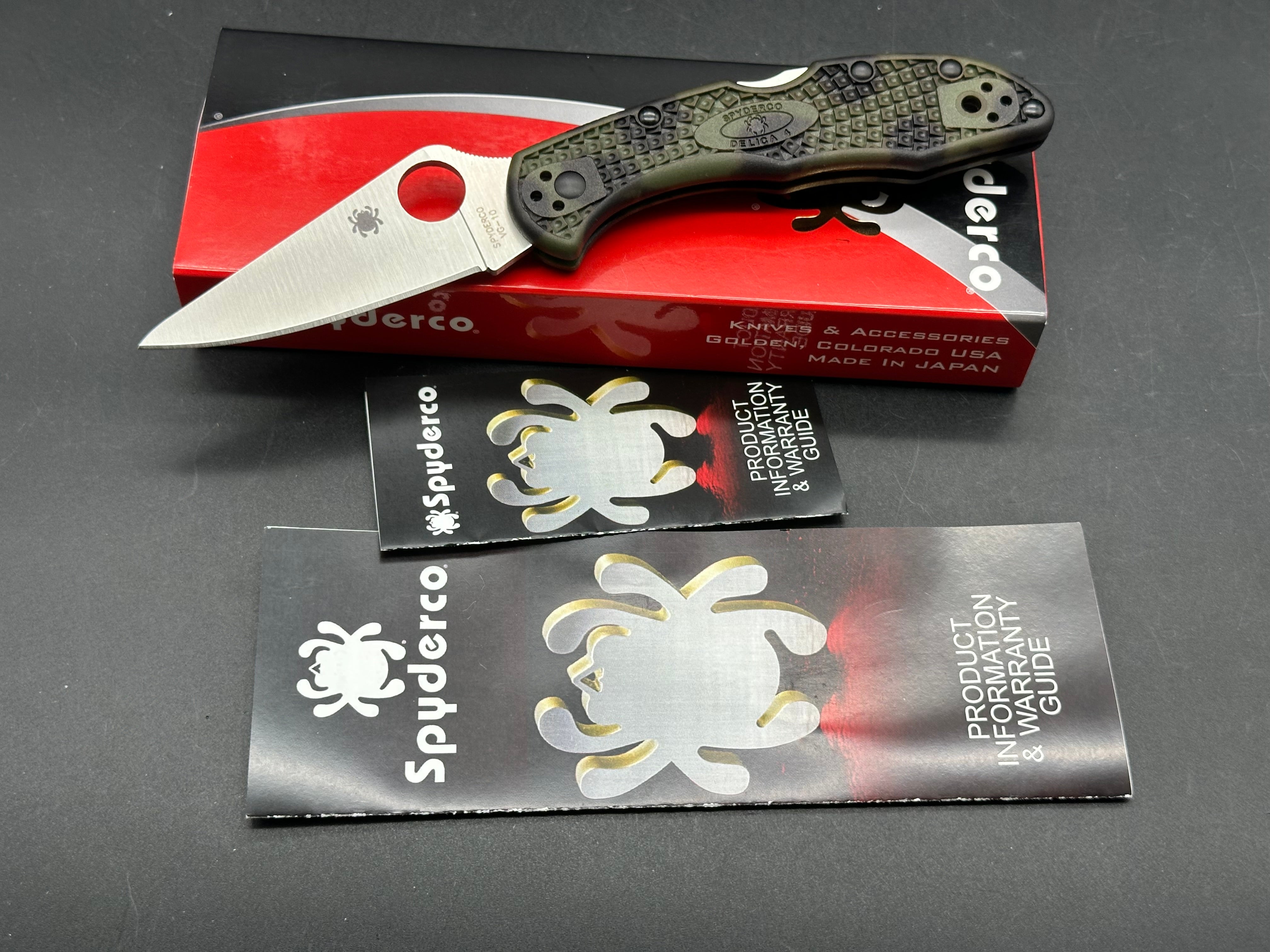 Spyderco Delica 4 Lightweight, 2.89" VG-10 Satin Blade with Zome Green Handle