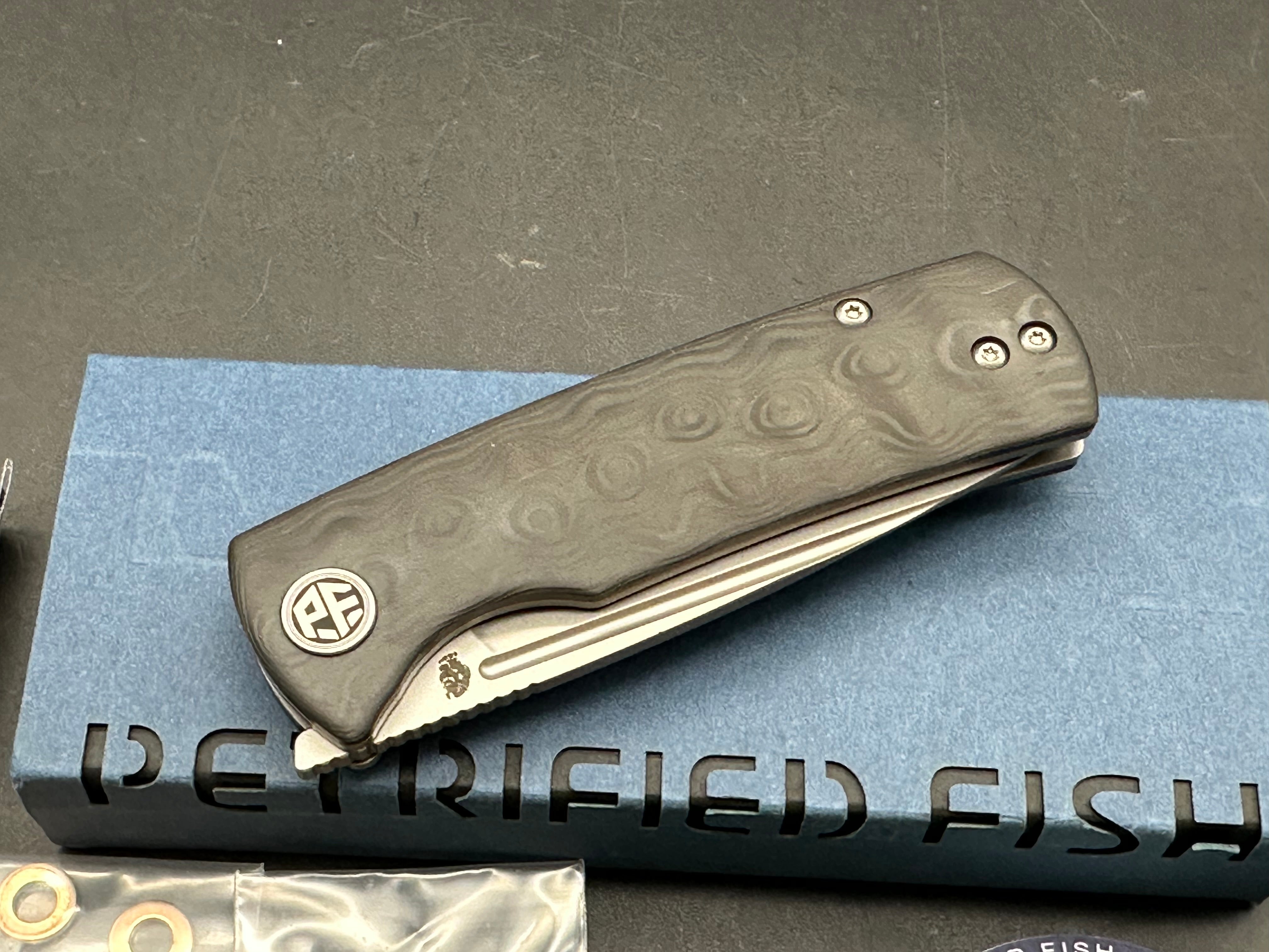 Petrified Fish Mini Beluga, 2.99" 14C28N Sandblasted Blade with Carbon Fiber Handle