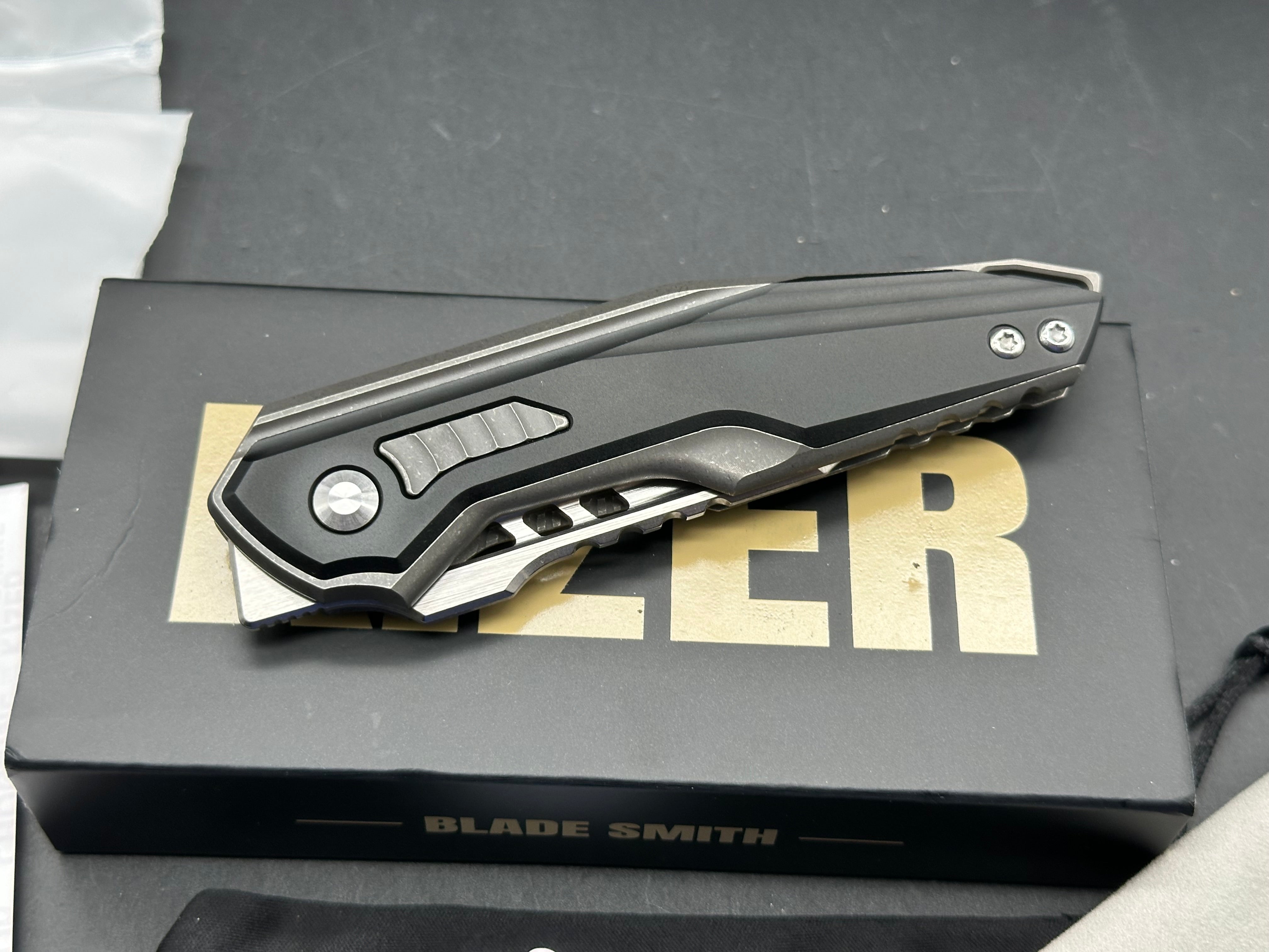 KIZER ZERO BLACK/GRAY TITANIUM/ALUMINUM HANDLE S45VN REVERSE TANTO PLAIN EDGE