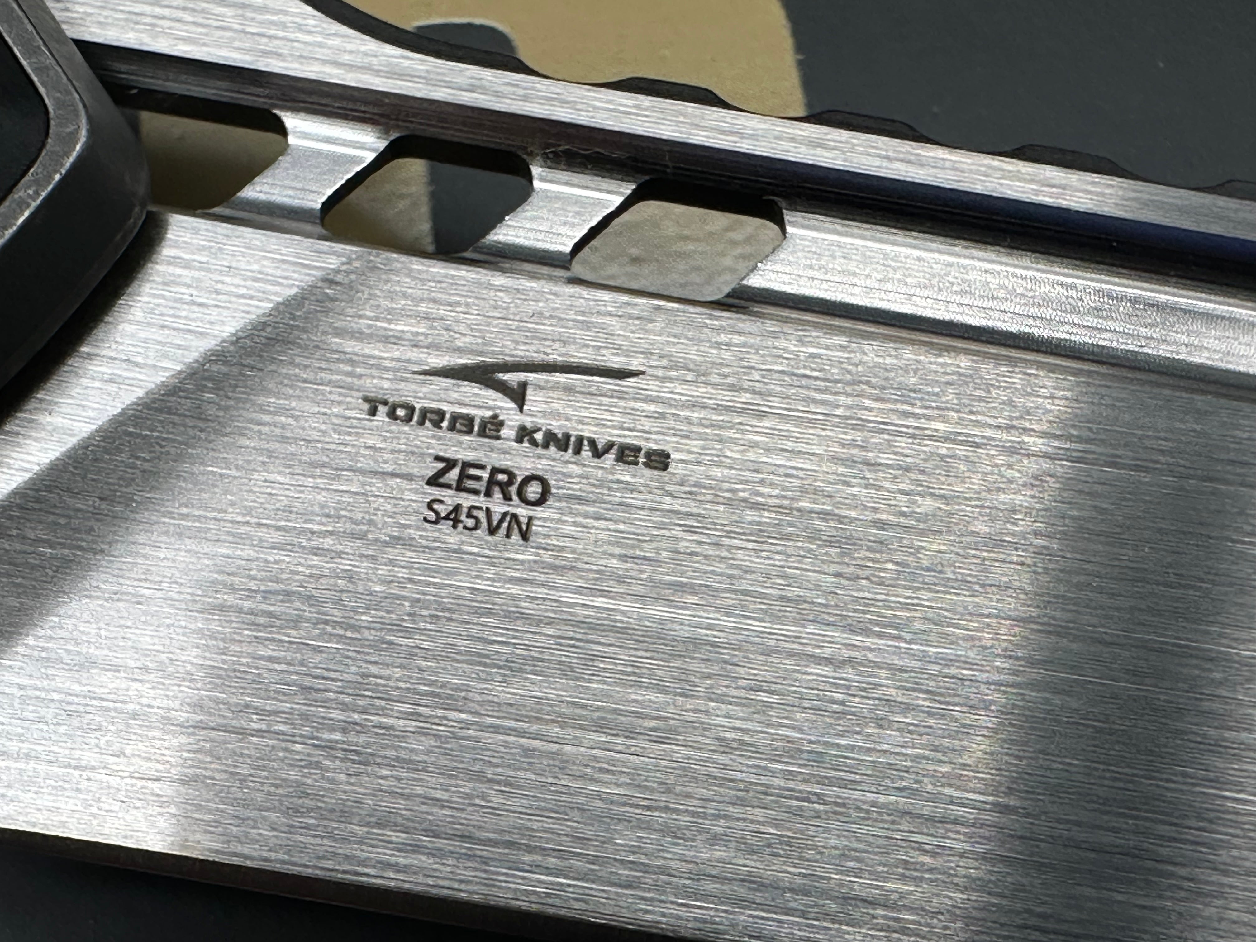 KIZER ZERO BLACK/GRAY TITANIUM/ALUMINUM HANDLE S45VN REVERSE TANTO PLAIN EDGE