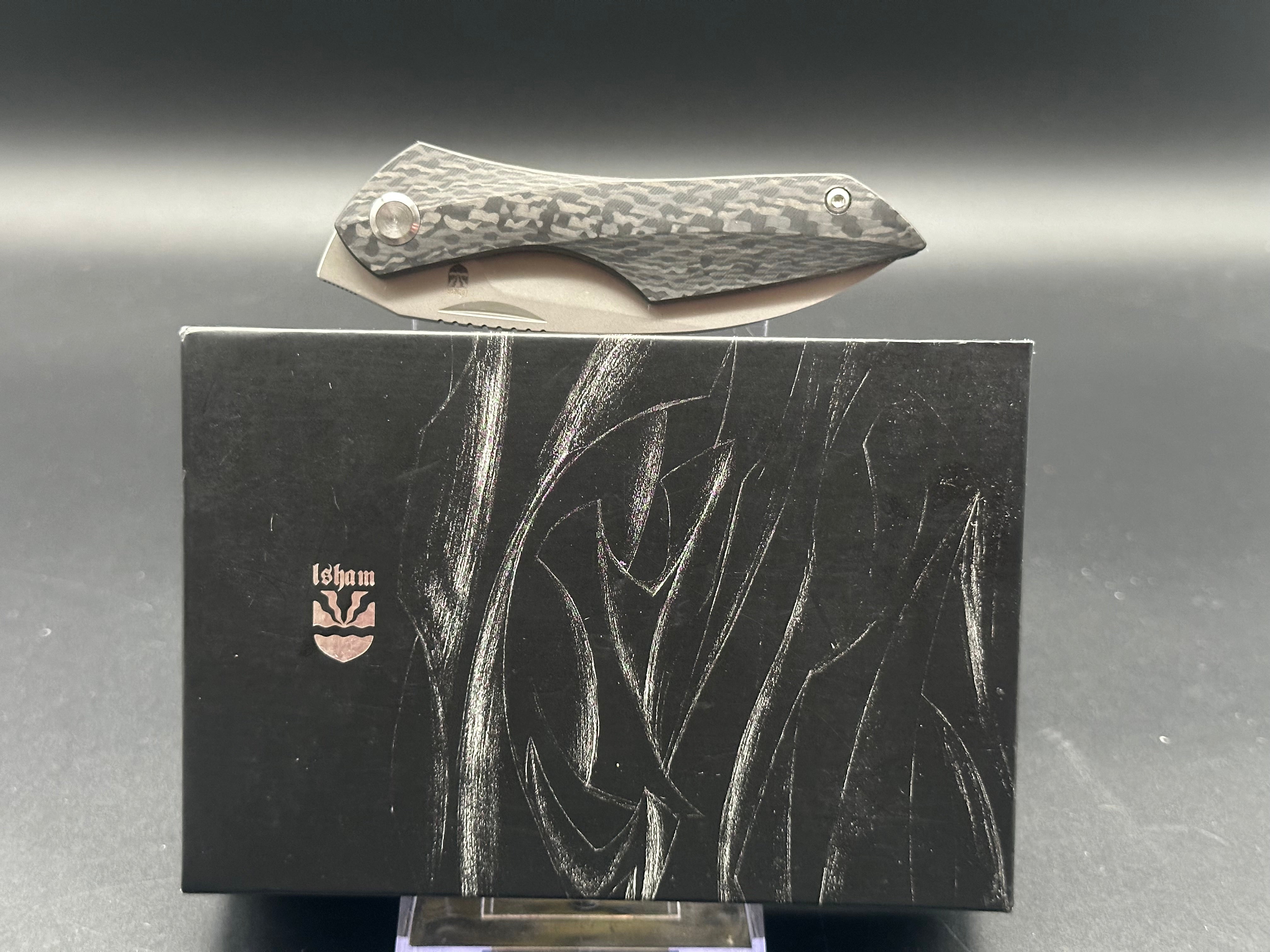 Isham Abstruse/Carbon Fiber Handle/Clip Point/Satin M390