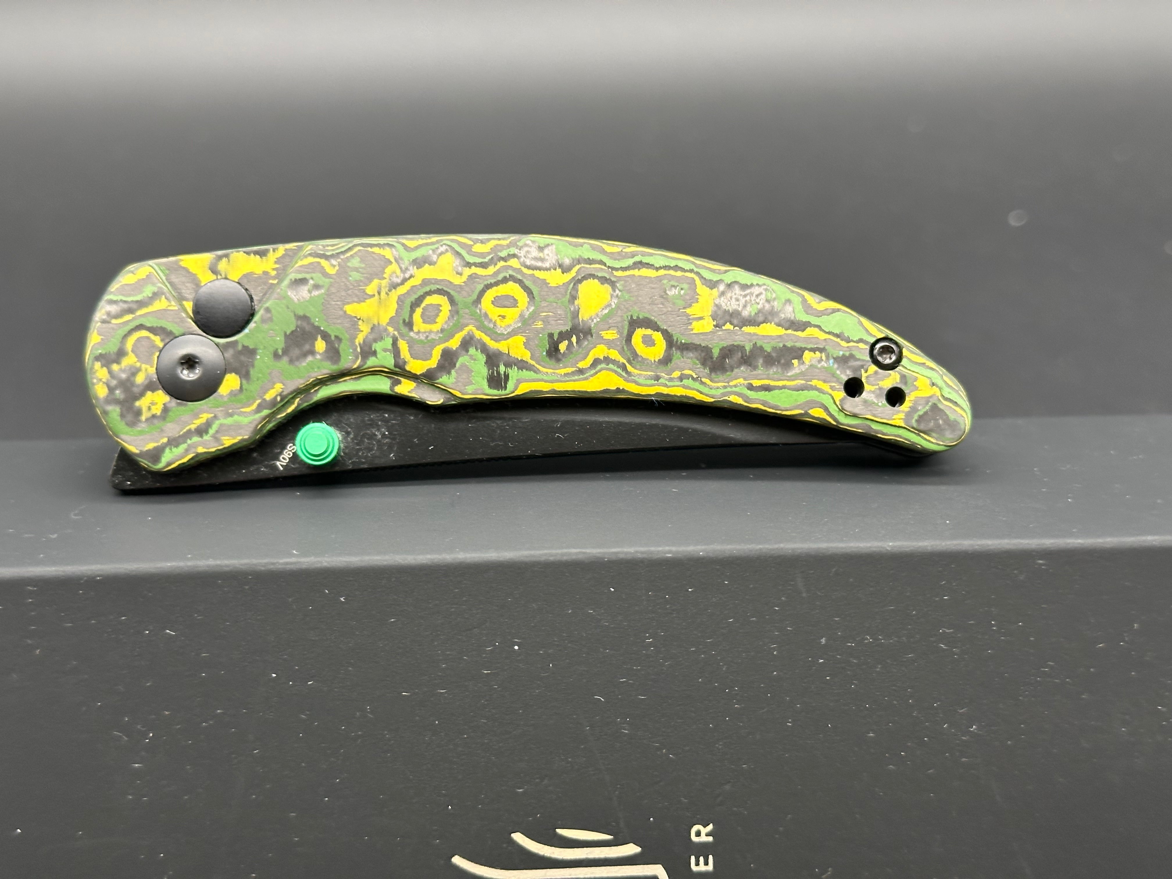 KIZER CHILI PEPPER BUTTON LOCK TOXIC STORM FATCARBON HANDLE S90V PLAIN BLACK BLADE