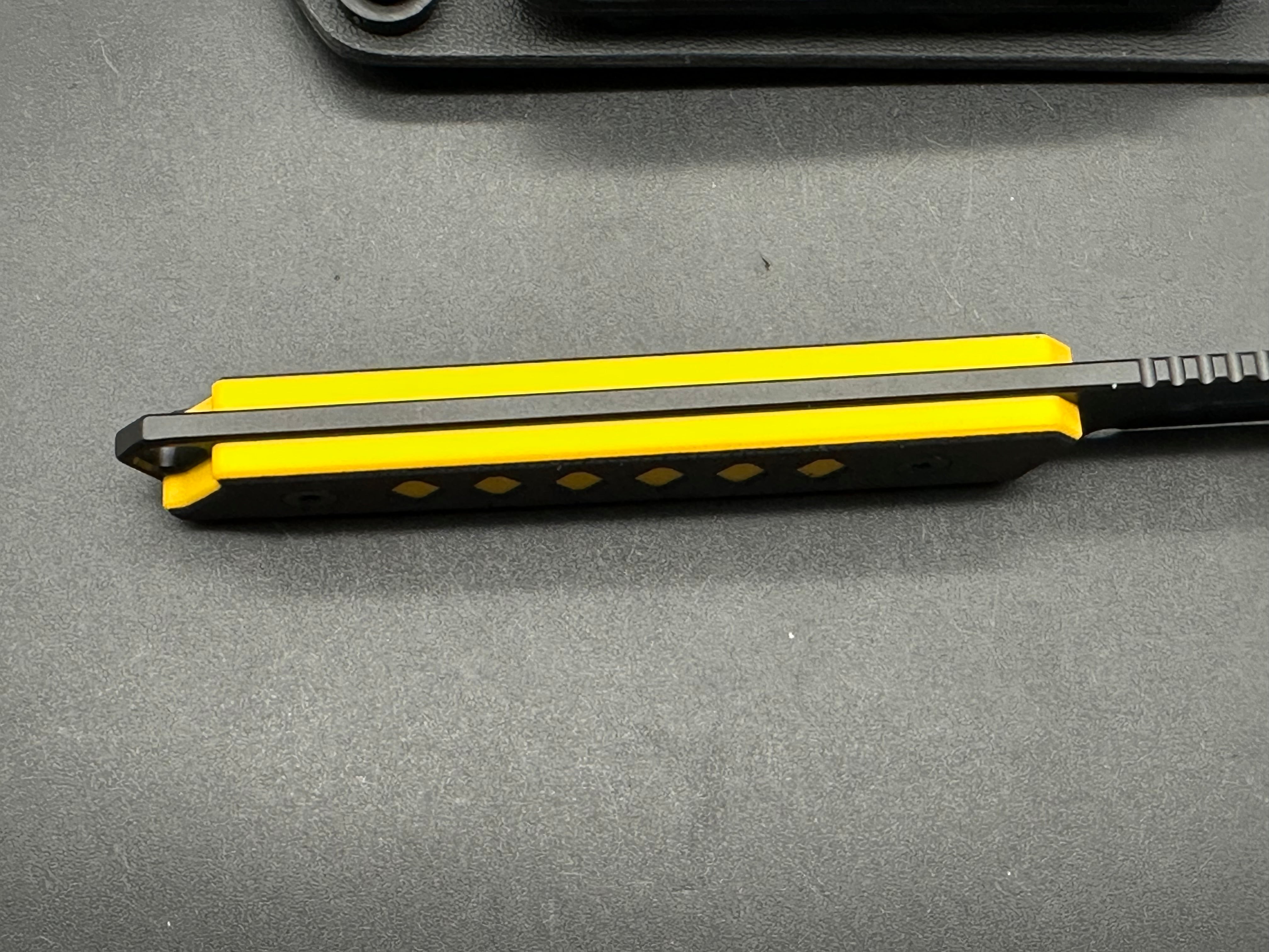 KIZER KWAIKEN FOLDING KNIFE BLACK/YELLOW G10 HANDLE NITRO-V PLAIN BLACK BLADE