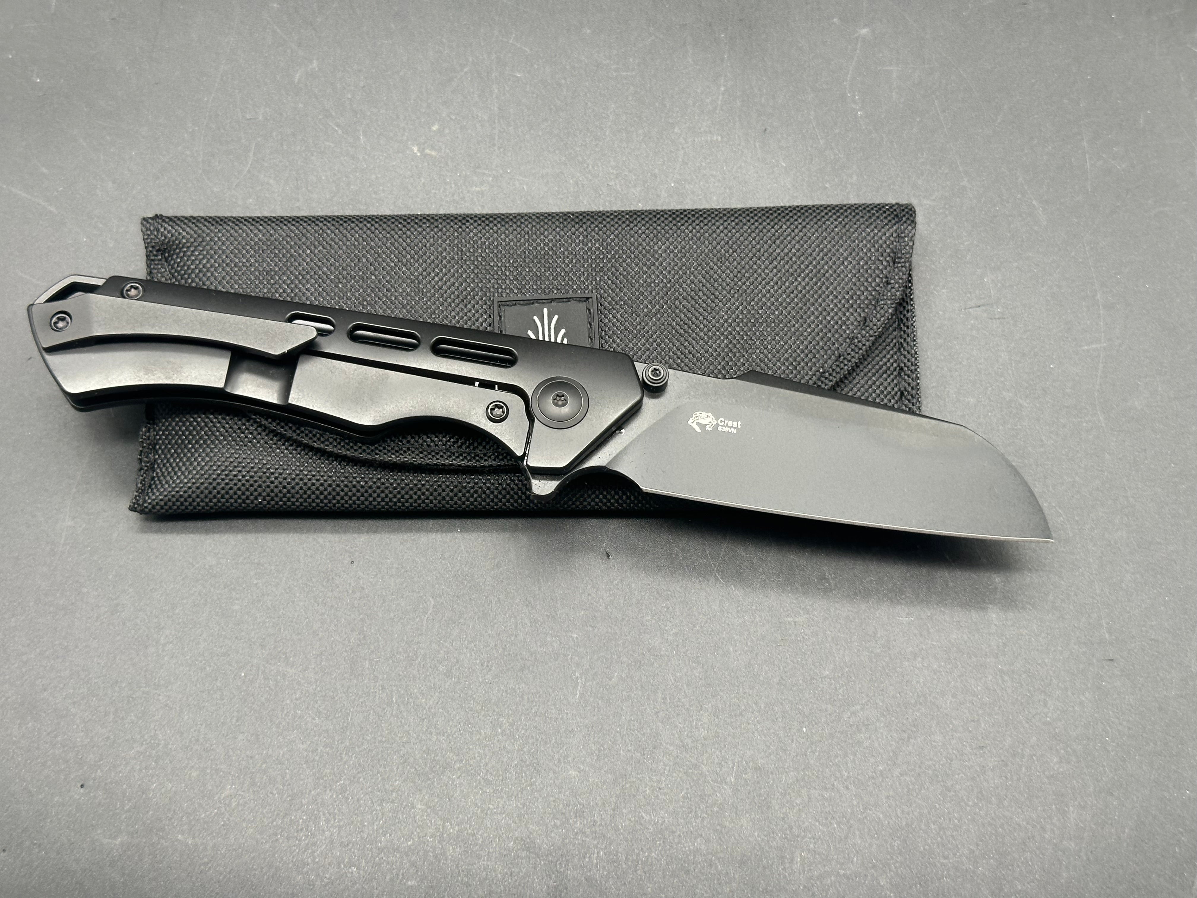 KIZER CREST FOLDING KNIFE BLACK TITANIUM HANDLE S35VN PLAIN BLACK BLADE