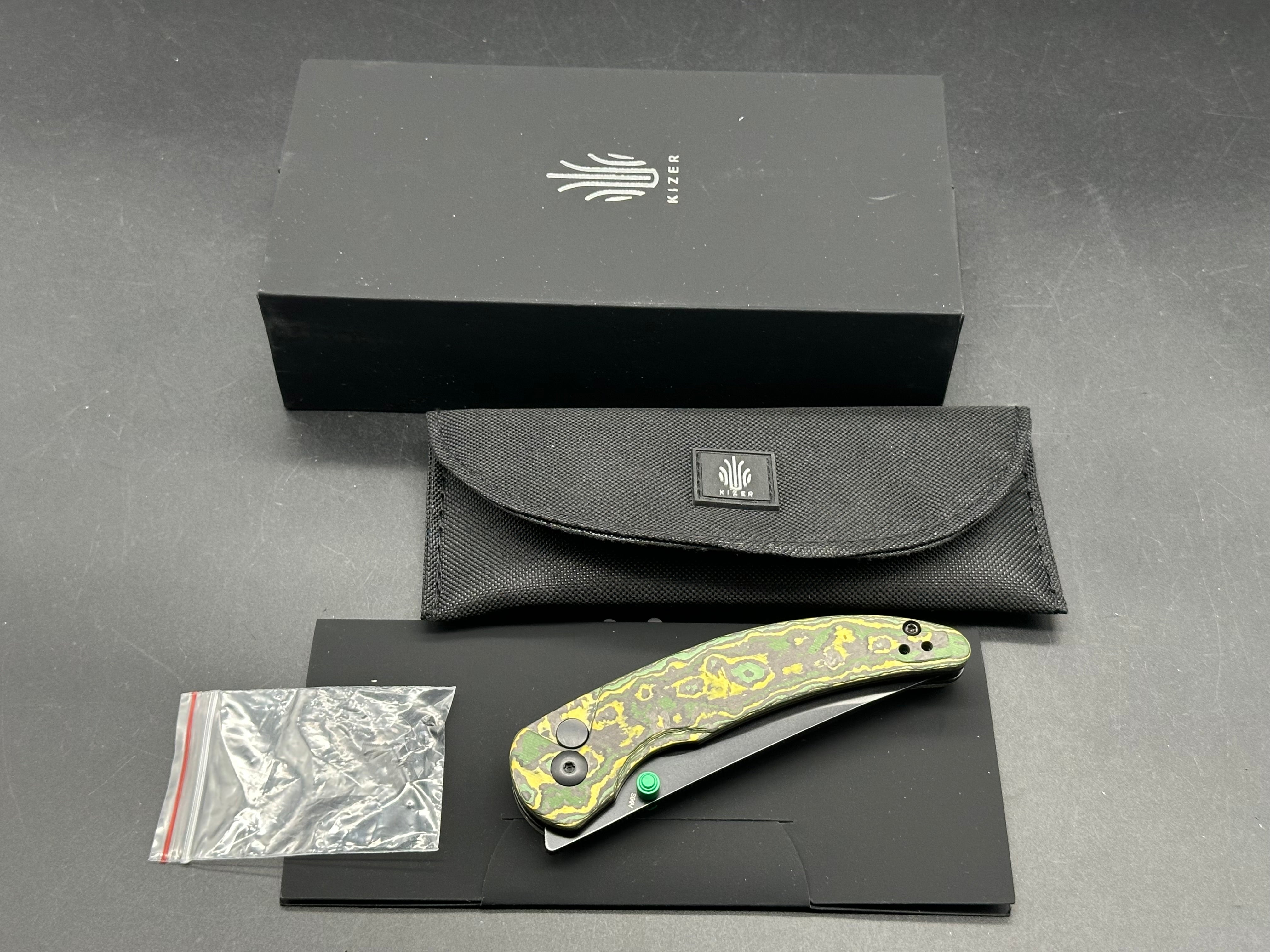 Kizer Chili Pepper Button Lock Knife Toxic Storm Fat Carbon (3" Black)
