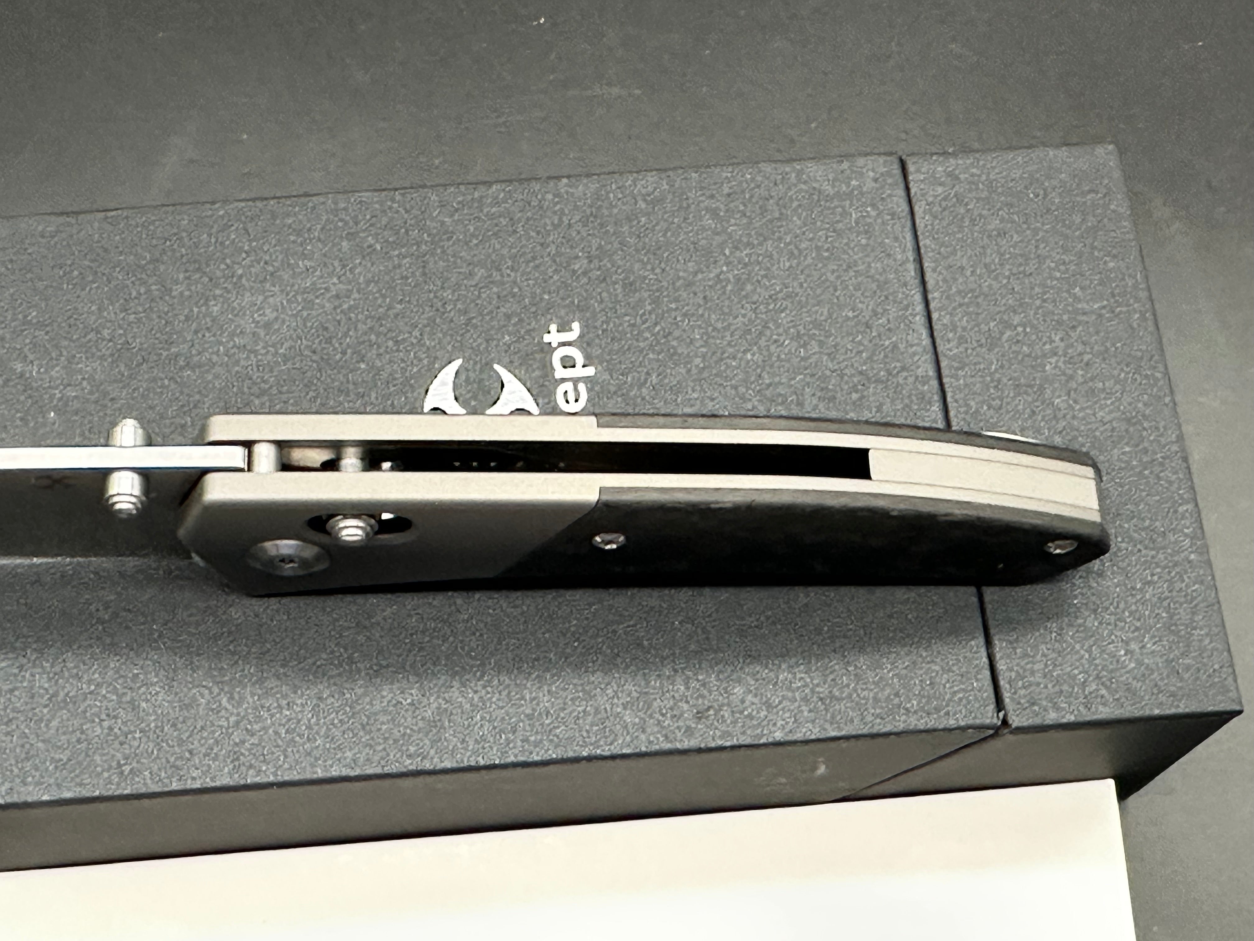 KANSEPT DAKO TITANIUM/SHRED CARBON FIBER HANDLE S35VN PLAIN EDGE STONEWASH FINISH