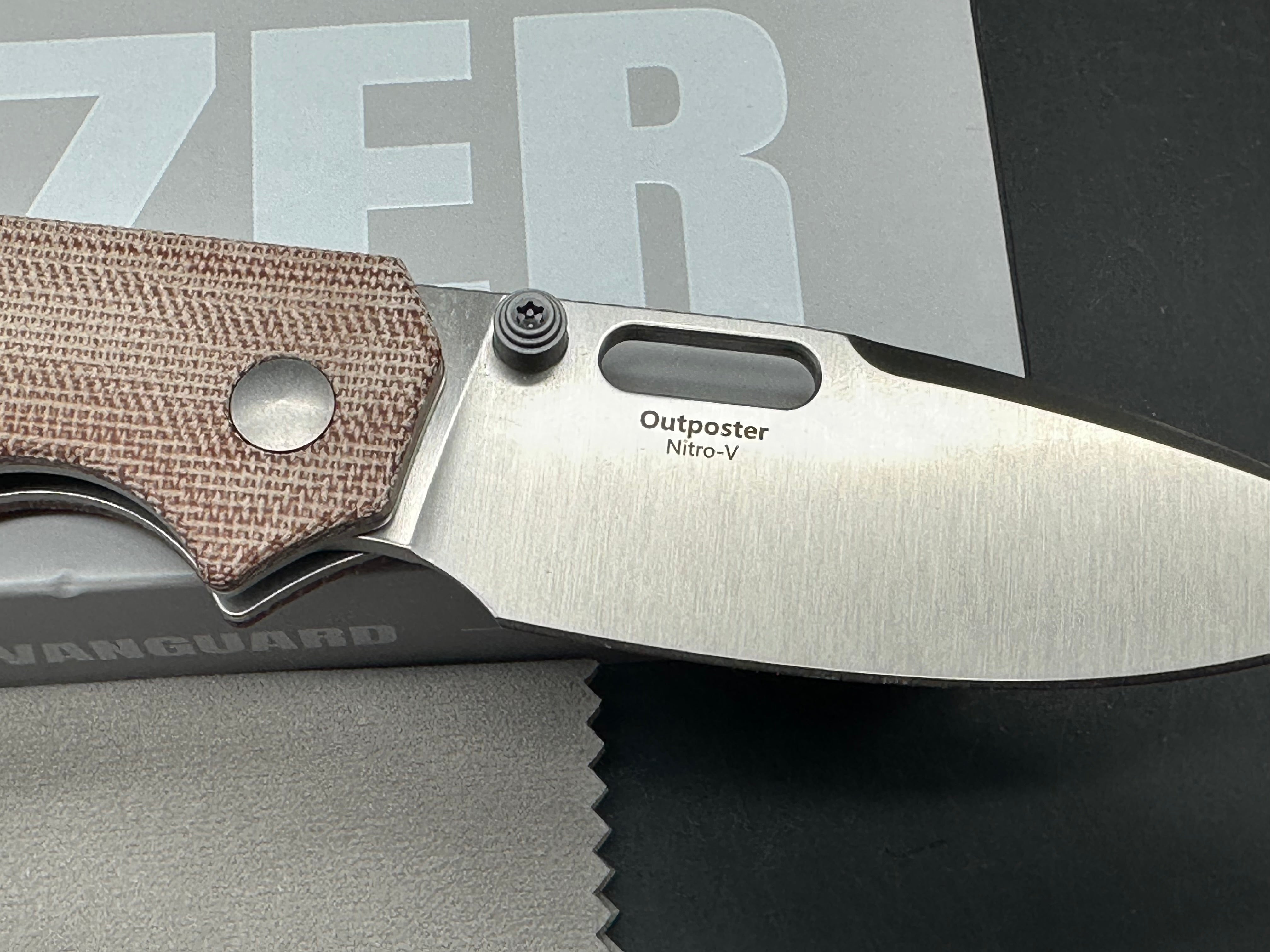 KIZER OUTPOSTER BROWN MICARTA HANDLE NITRO-V DROP POINT PLAIN EDGE