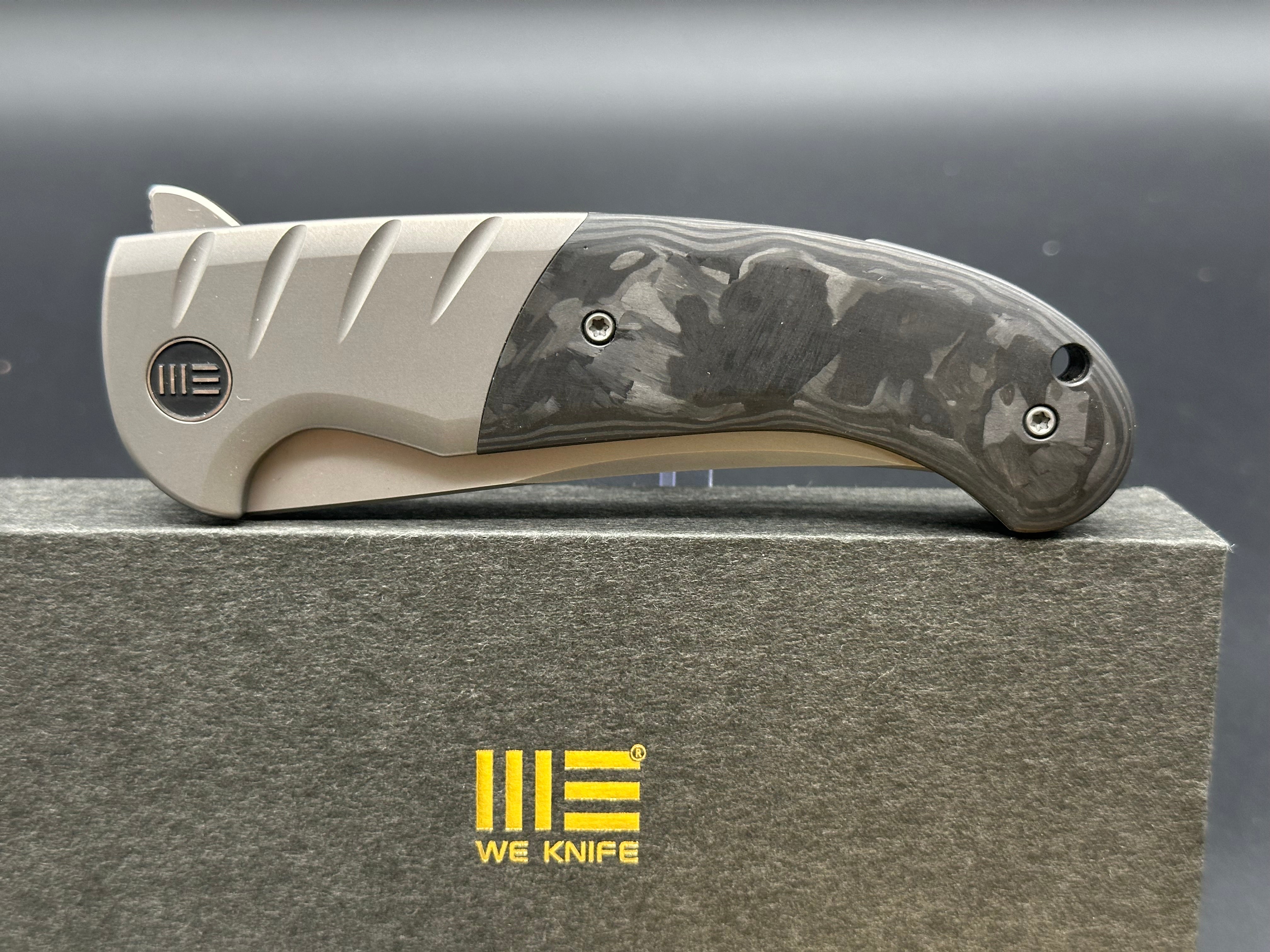 WE CURVACEOUS FOLDING KNIFE TITANIUM/MARBLE CARBON FIBER HANDLE 20CV PLAIN EDGE