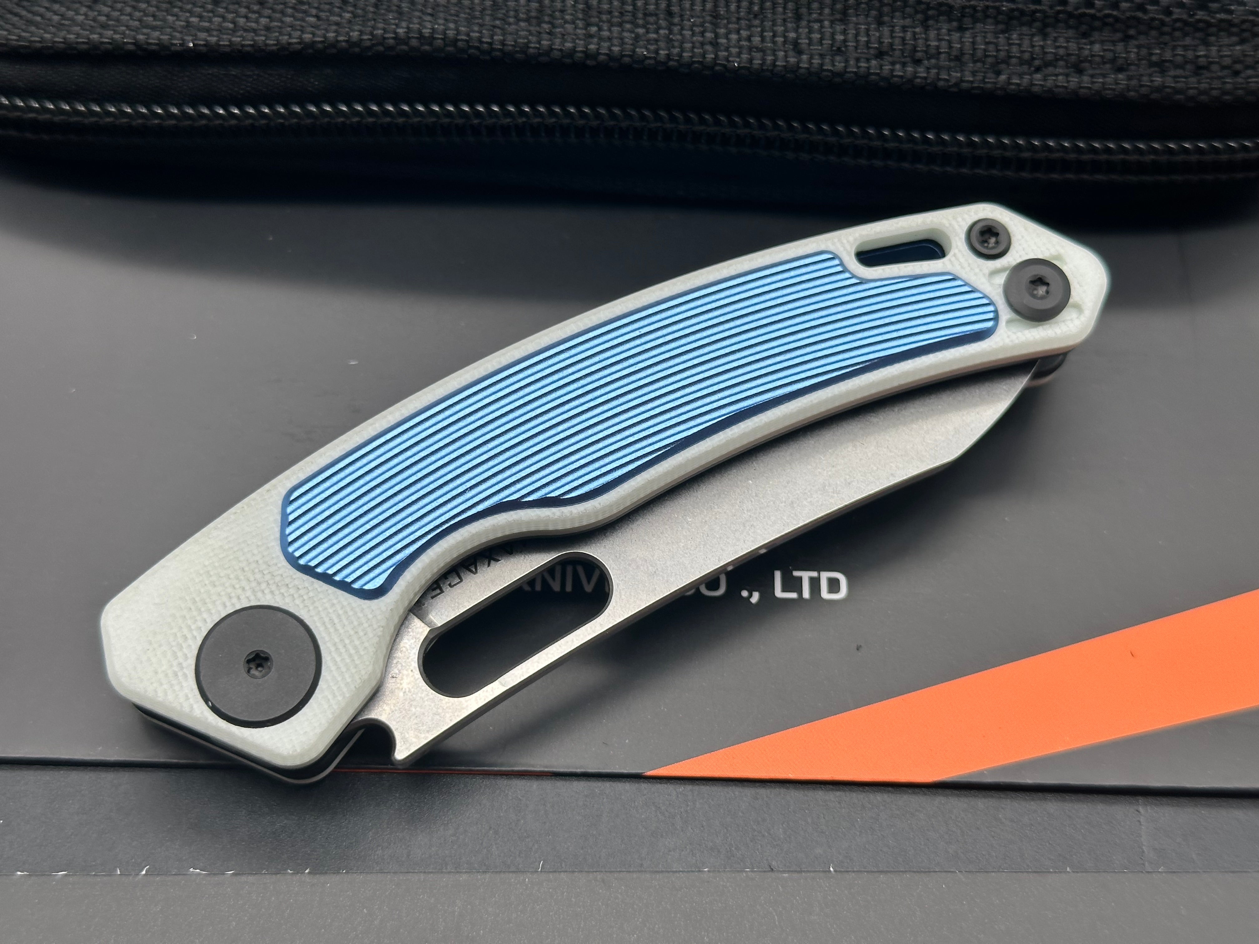 MAXACE BLACK MIRROR BLUE ALUMINUM INLAY ON WHITE G10 14C28N BLADE