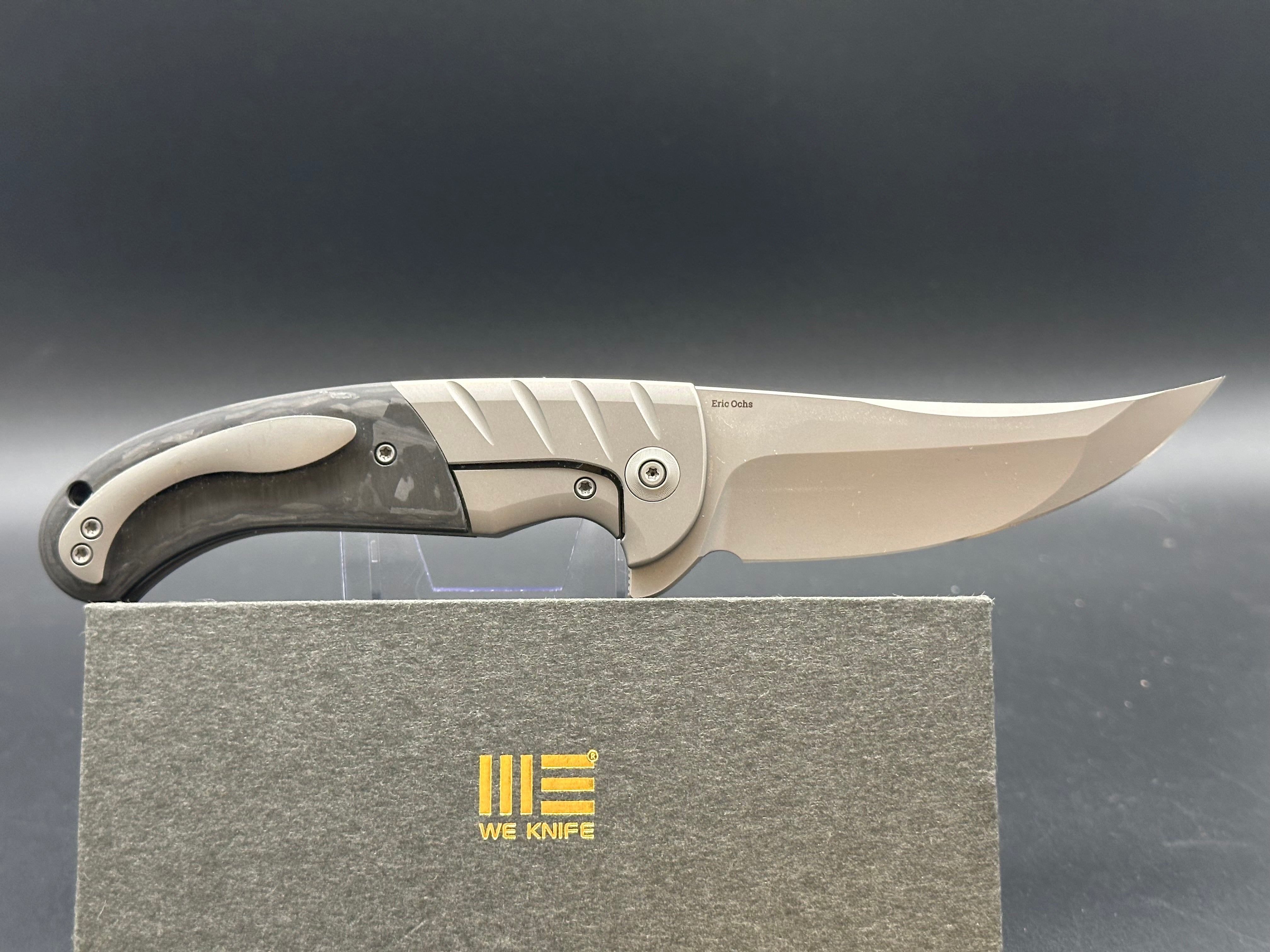 WE CURVACEOUS FOLDING KNIFE TITANIUM/MARBLE CARBON FIBER HANDLE 20CV PLAIN EDGE