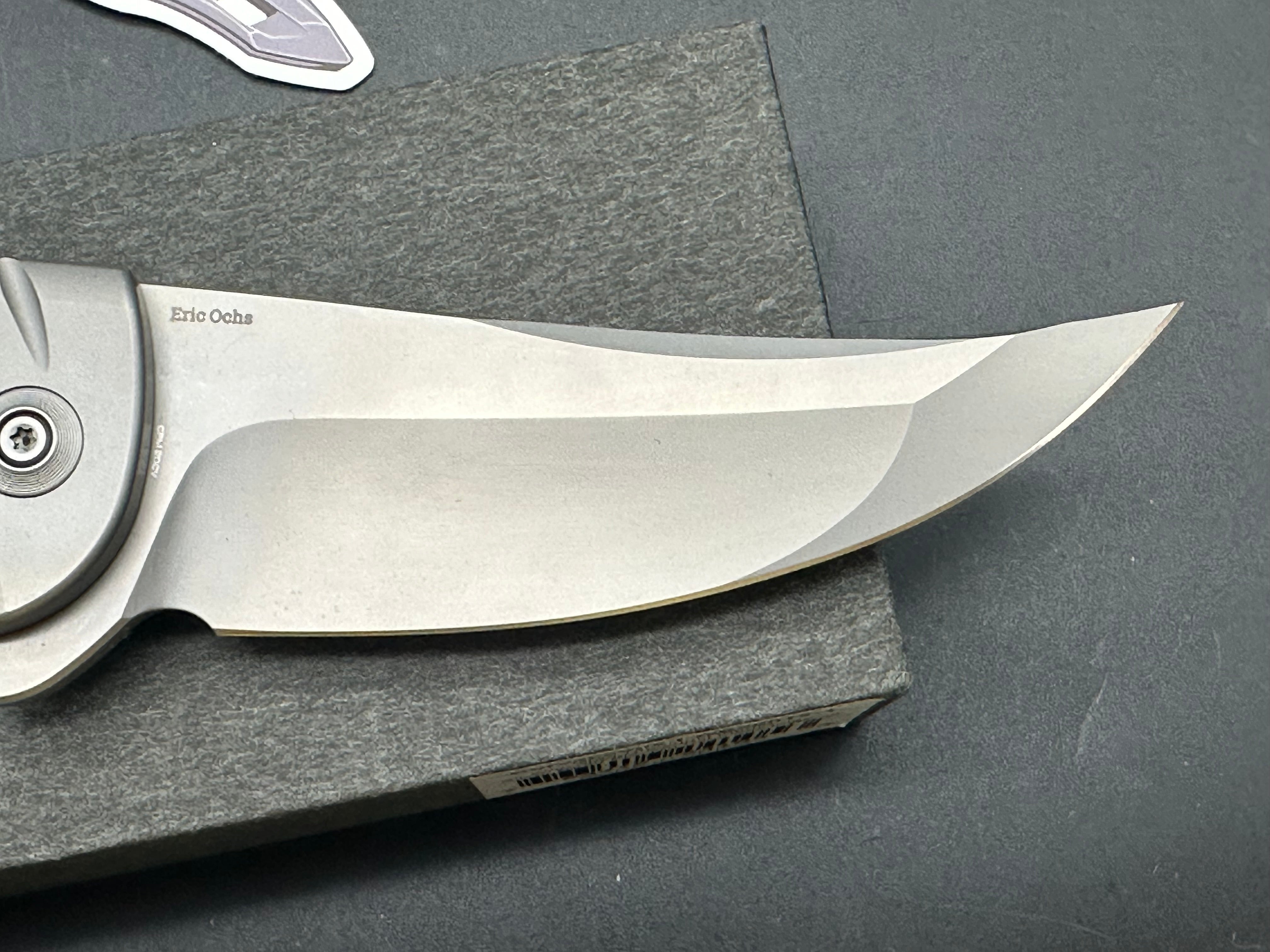 WE CURVACEOUS FOLDING KNIFE TITANIUM/MARBLE CARBON FIBER HANDLE 20CV PLAIN EDGE