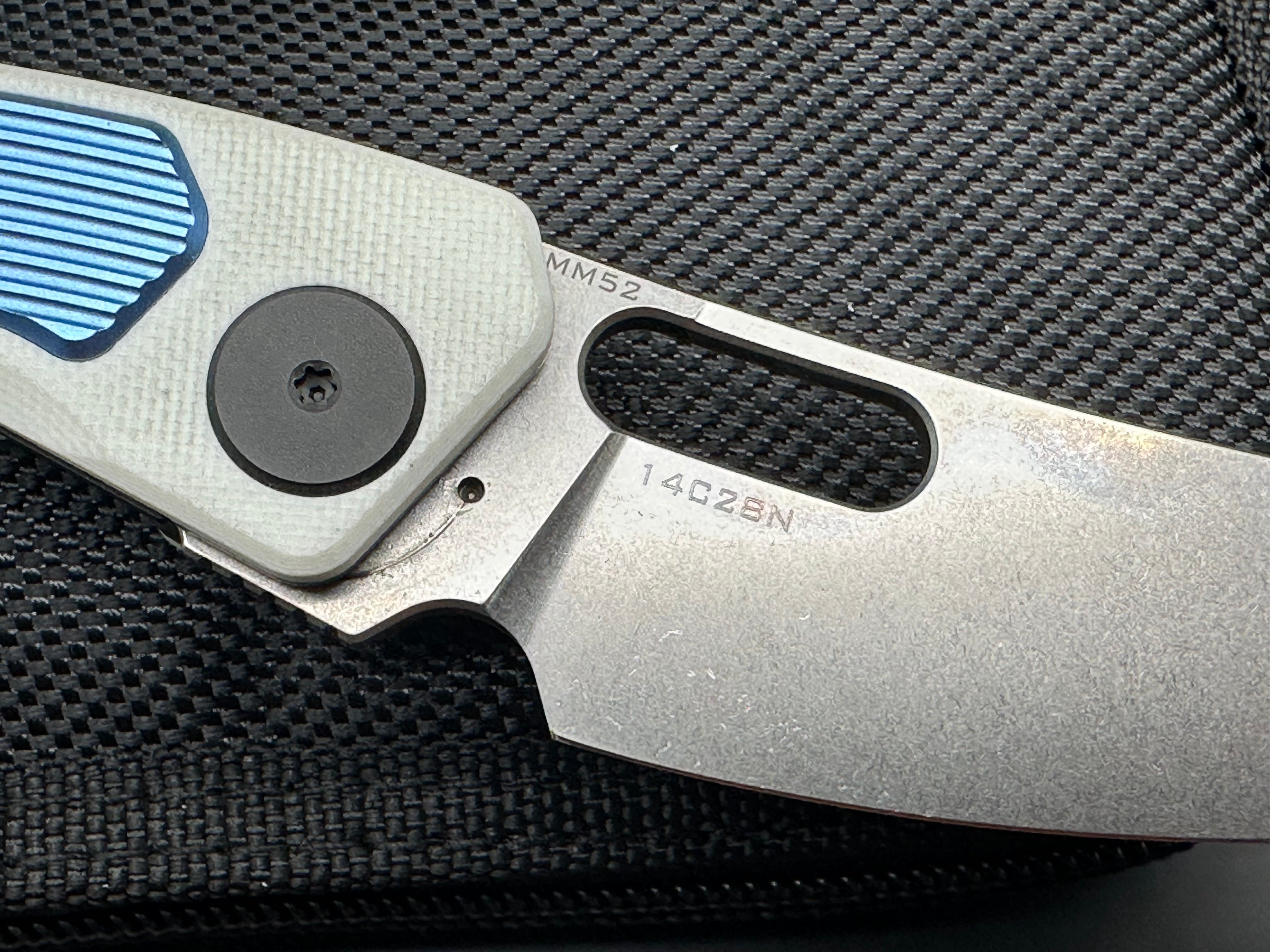 MAXACE BLACK MIRROR BLUE ALUMINUM INLAY ON WHITE G10 14C28N BLADE