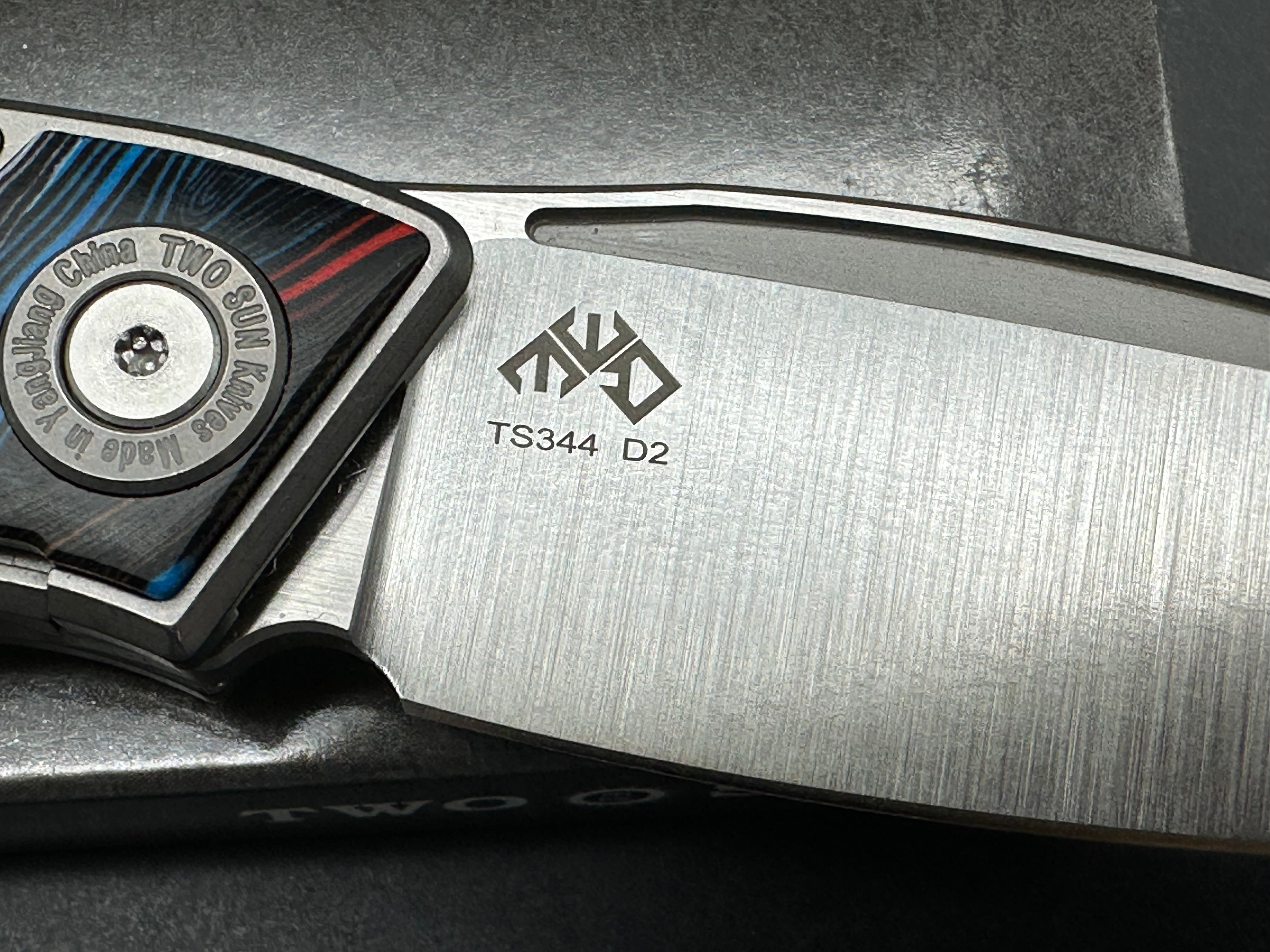 TWOSUN FOLDING KNIFE BLACK G10/CARBON FIBER HANDLE D2 PLAIN EDGE TS344-D2