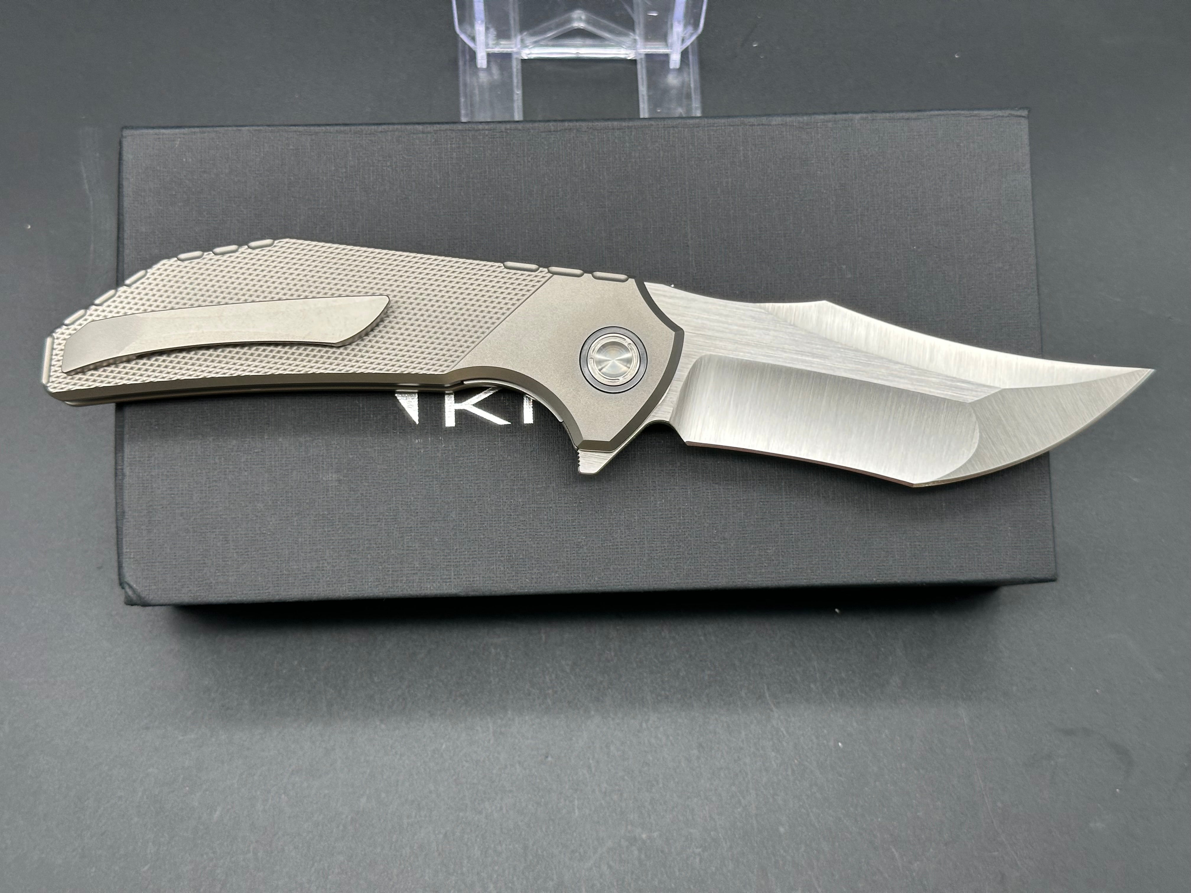 REATE KNIVES TIGER FOLDING KNIFE TIGER STRIPE PATTERN TITANIUM HANDLE M390 PLAIN EDGE BELT SATIN FINISH