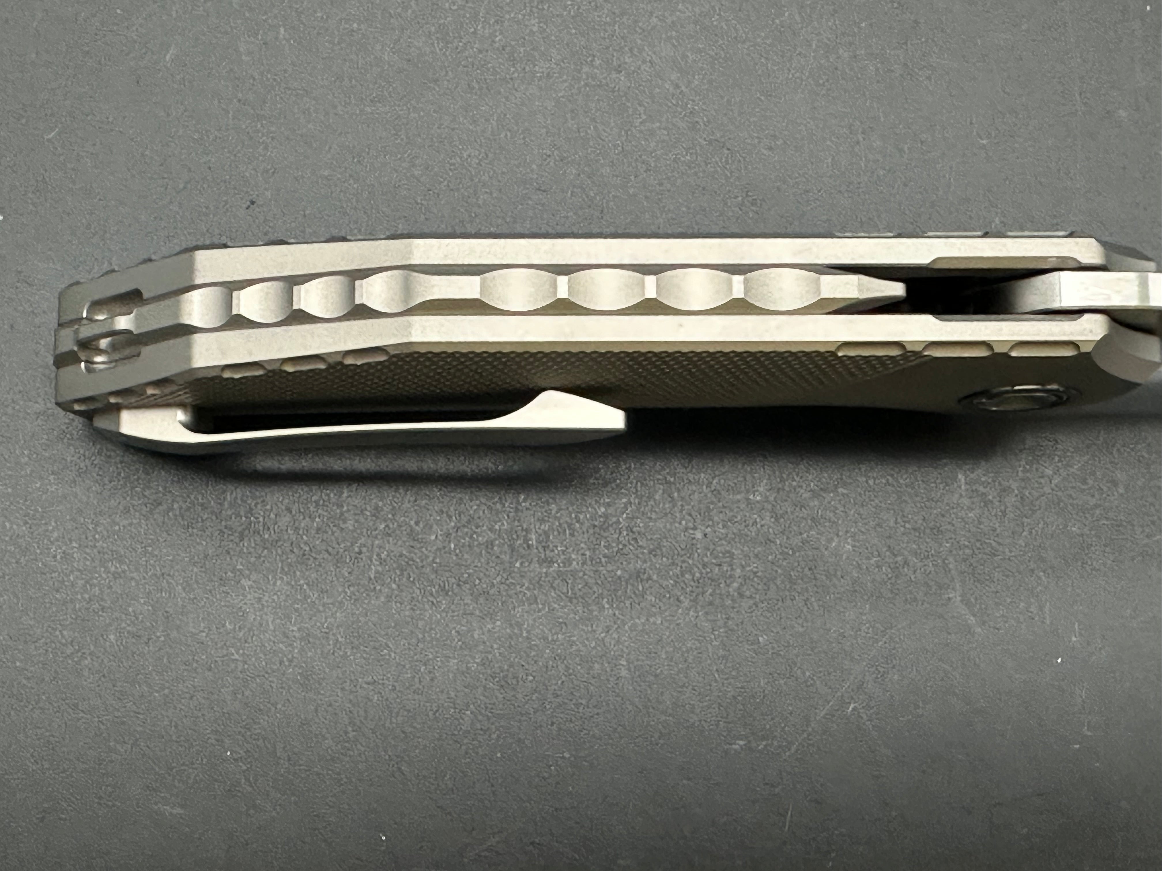 REATE KNIVES TIGER FOLDING KNIFE TIGER STRIPE PATTERN TITANIUM HANDLE M390 PLAIN EDGE BELT SATIN FINISH