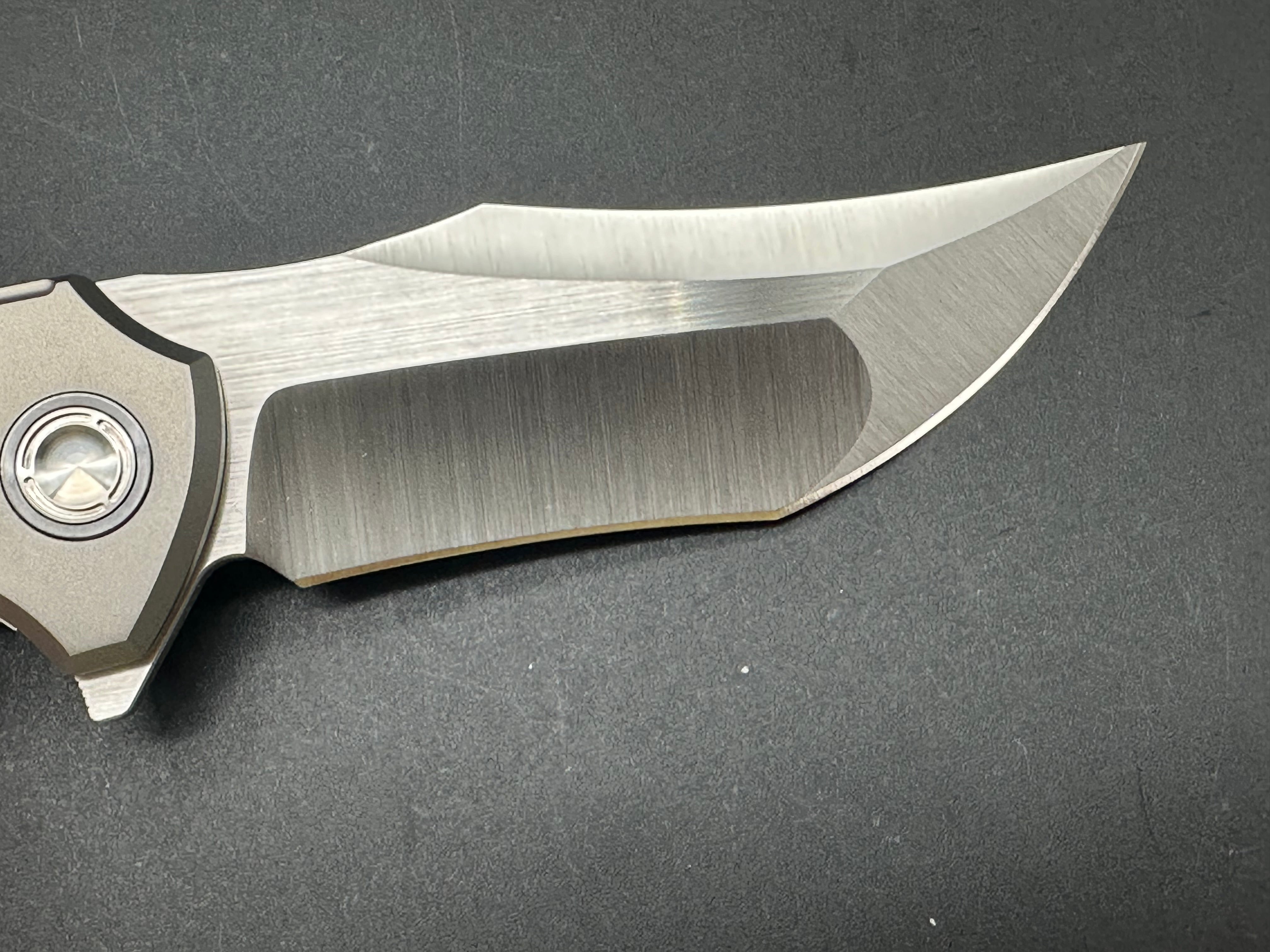 REATE KNIVES TIGER FOLDING KNIFE TIGER STRIPE PATTERN TITANIUM HANDLE M390 PLAIN EDGE BELT SATIN FINISH