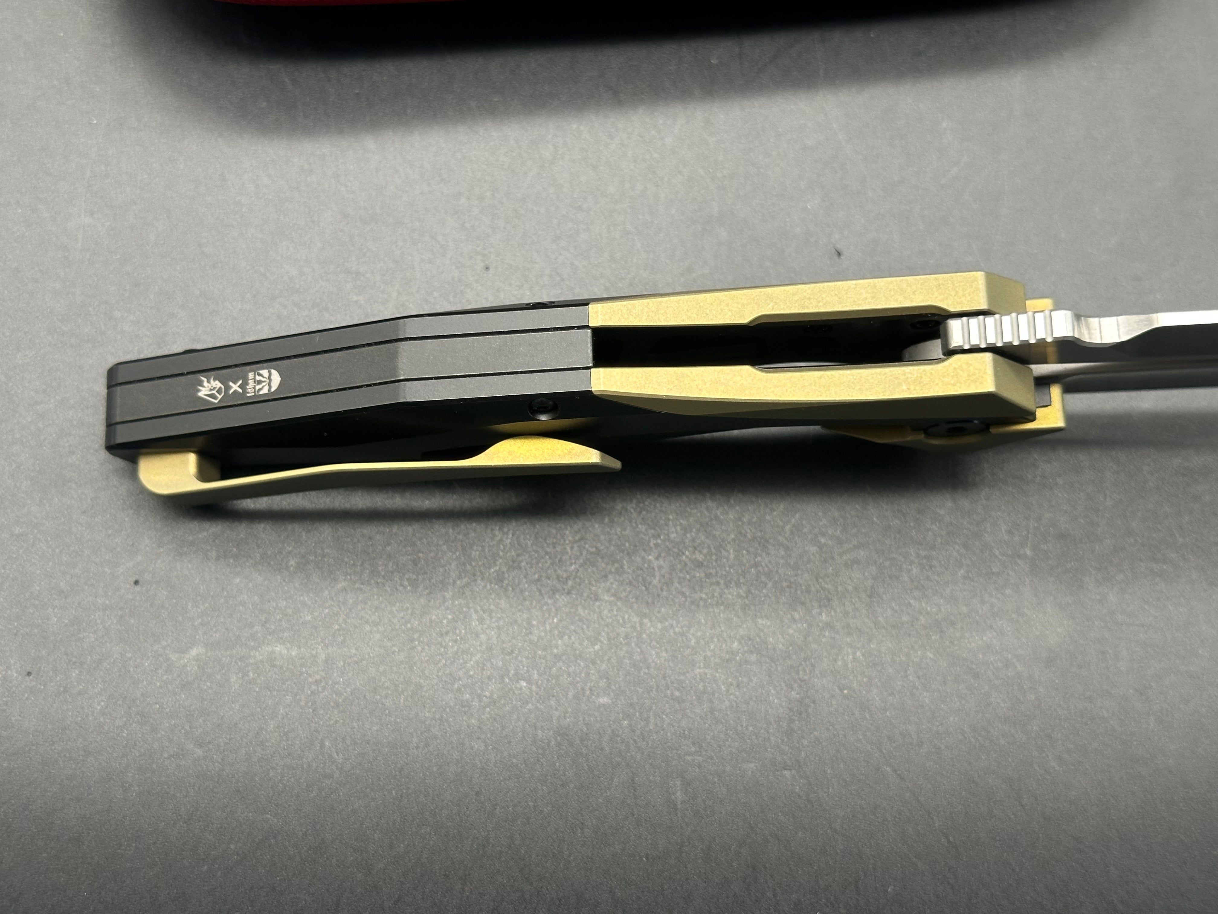 Arcane Design - The Plexus/Black DLC Ti Frame + Gold Ti Bolster Inlays/Modified Tanto/Mangacut