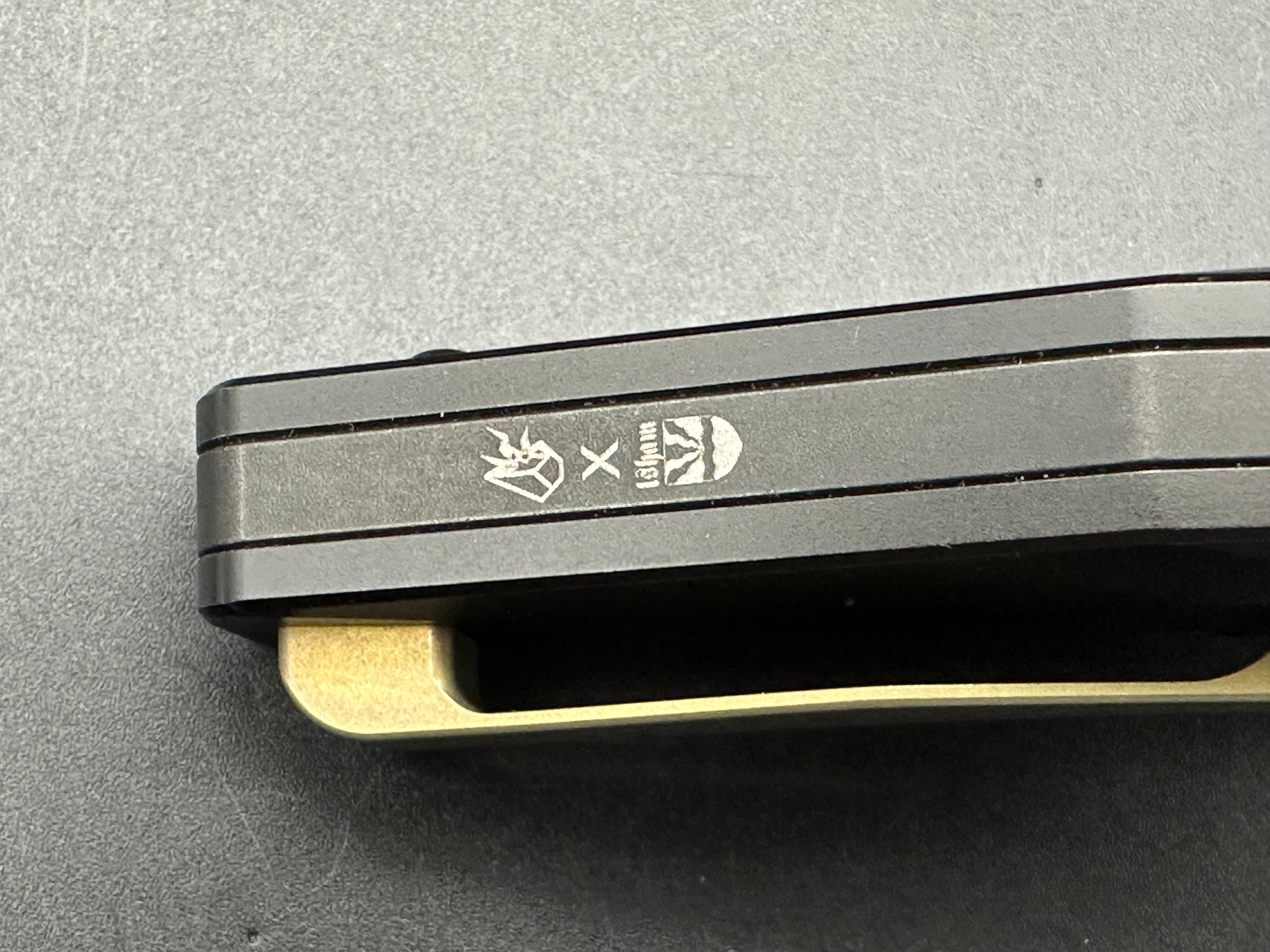Arcane Design - The Plexus/Black DLC Ti Frame + Gold Ti Bolster Inlays/Modified Tanto/Mangacut