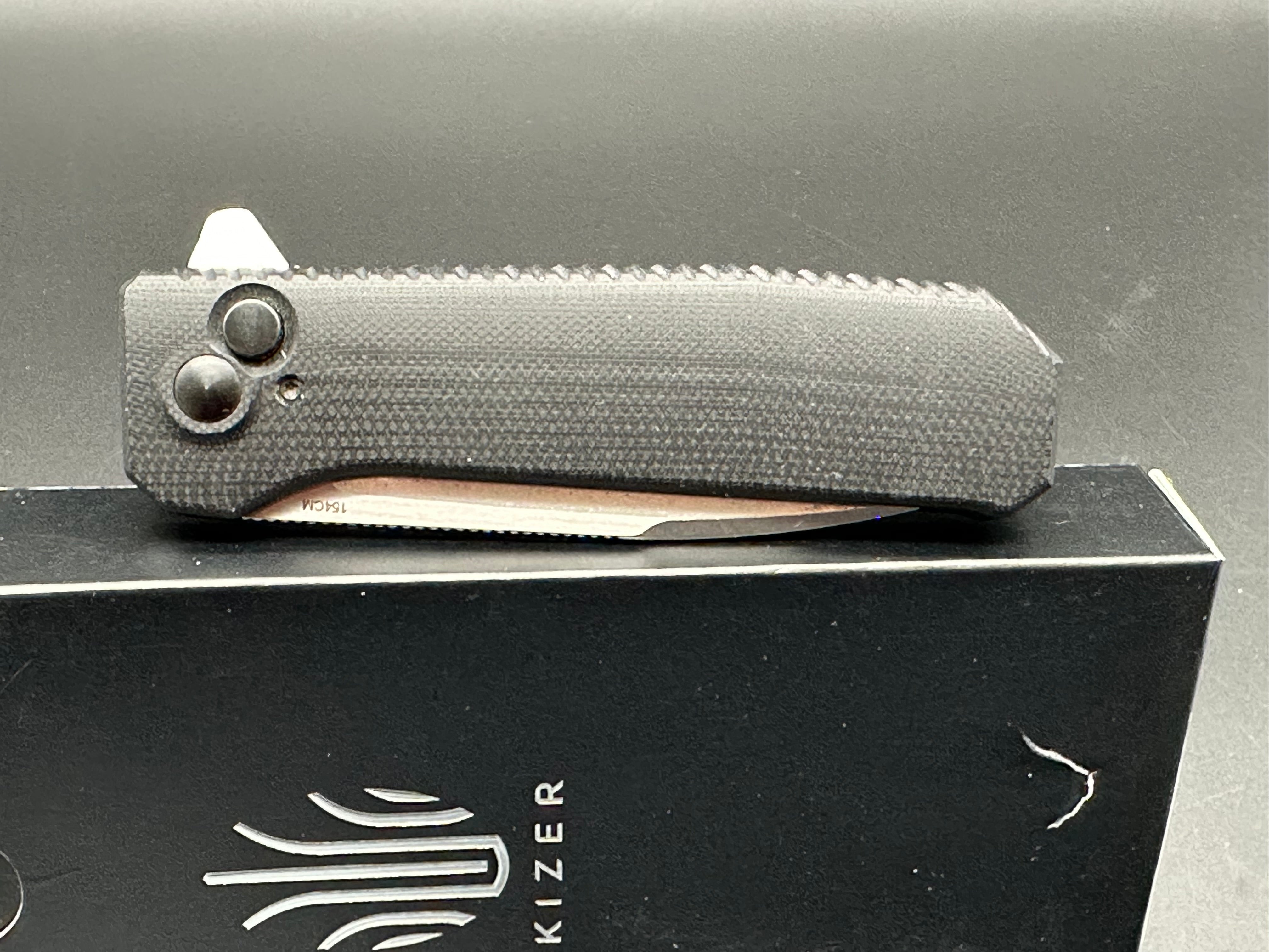 KIZER BRAT BUTTON LOCK FOLDING KNIFE BLACK G10 HANDLE 154CM PLAIN EDGE