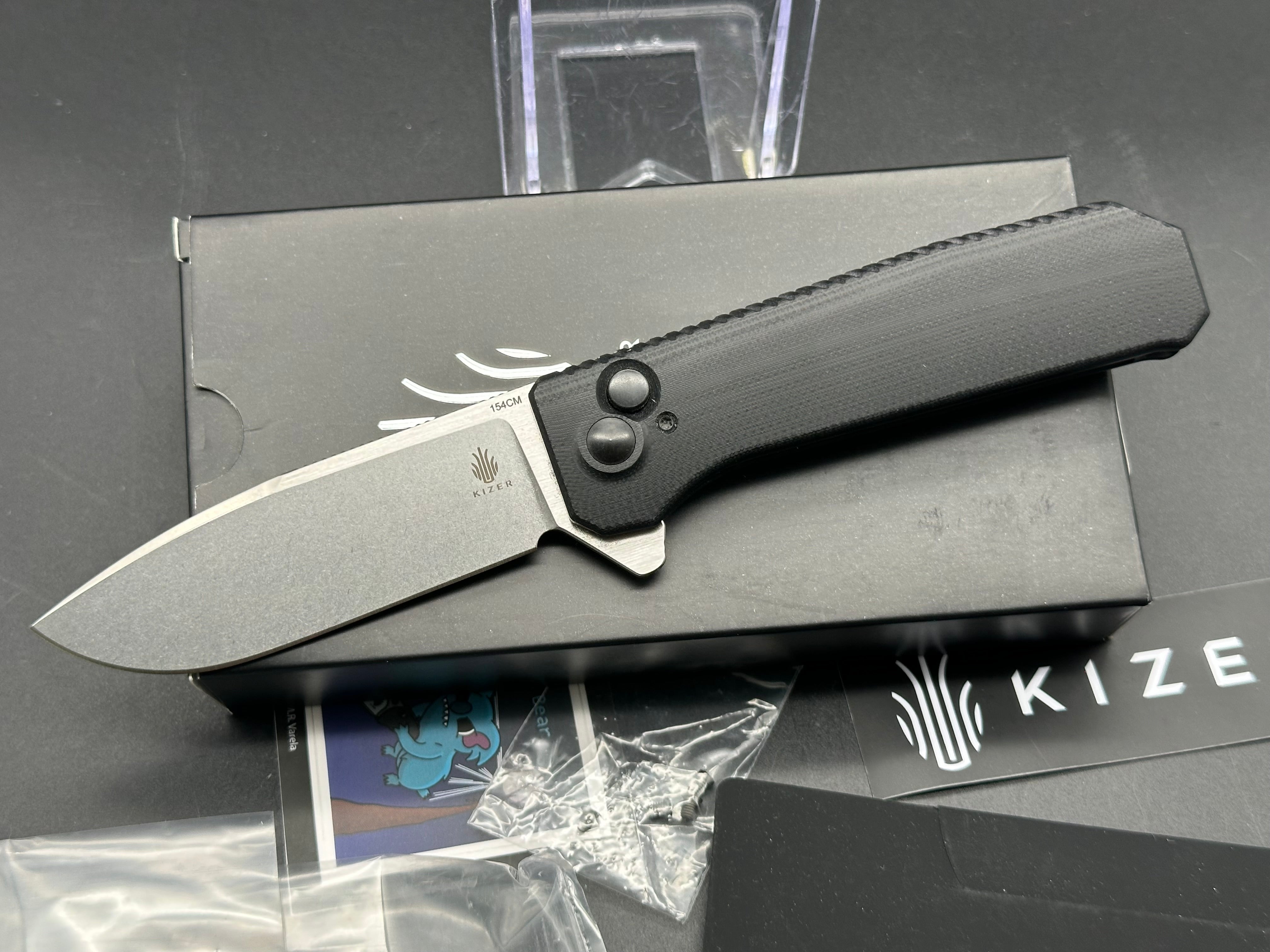 KIZER BRAT BUTTON LOCK FOLDING KNIFE BLACK G10 HANDLE 154CM PLAIN EDGE