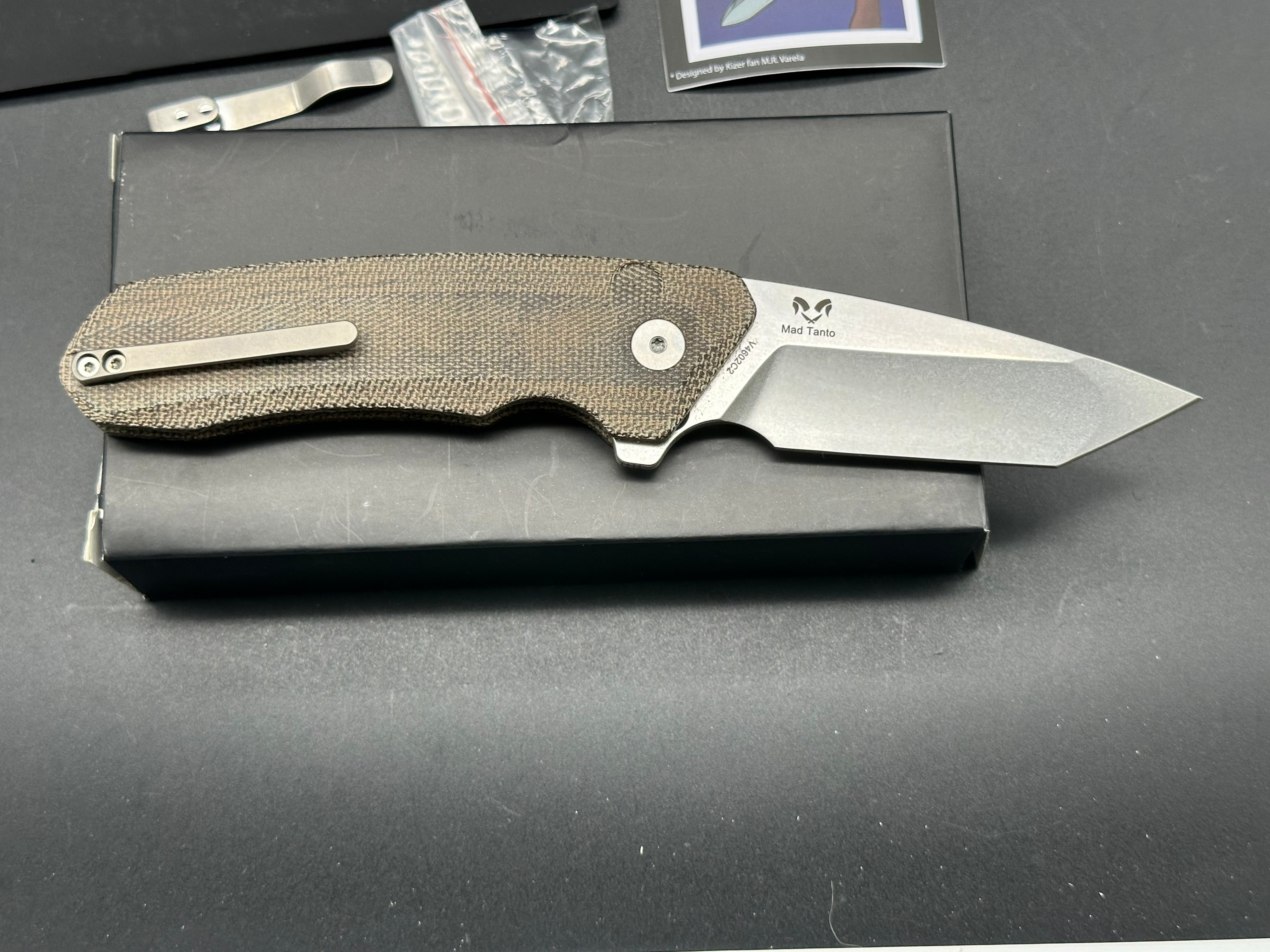 KIZER MAD BUTTON LOCK FOLDING KNIFE GREEN MICARTA HANDLE 154CM TANTO PLAIN EDGE STOEWASH FINISH