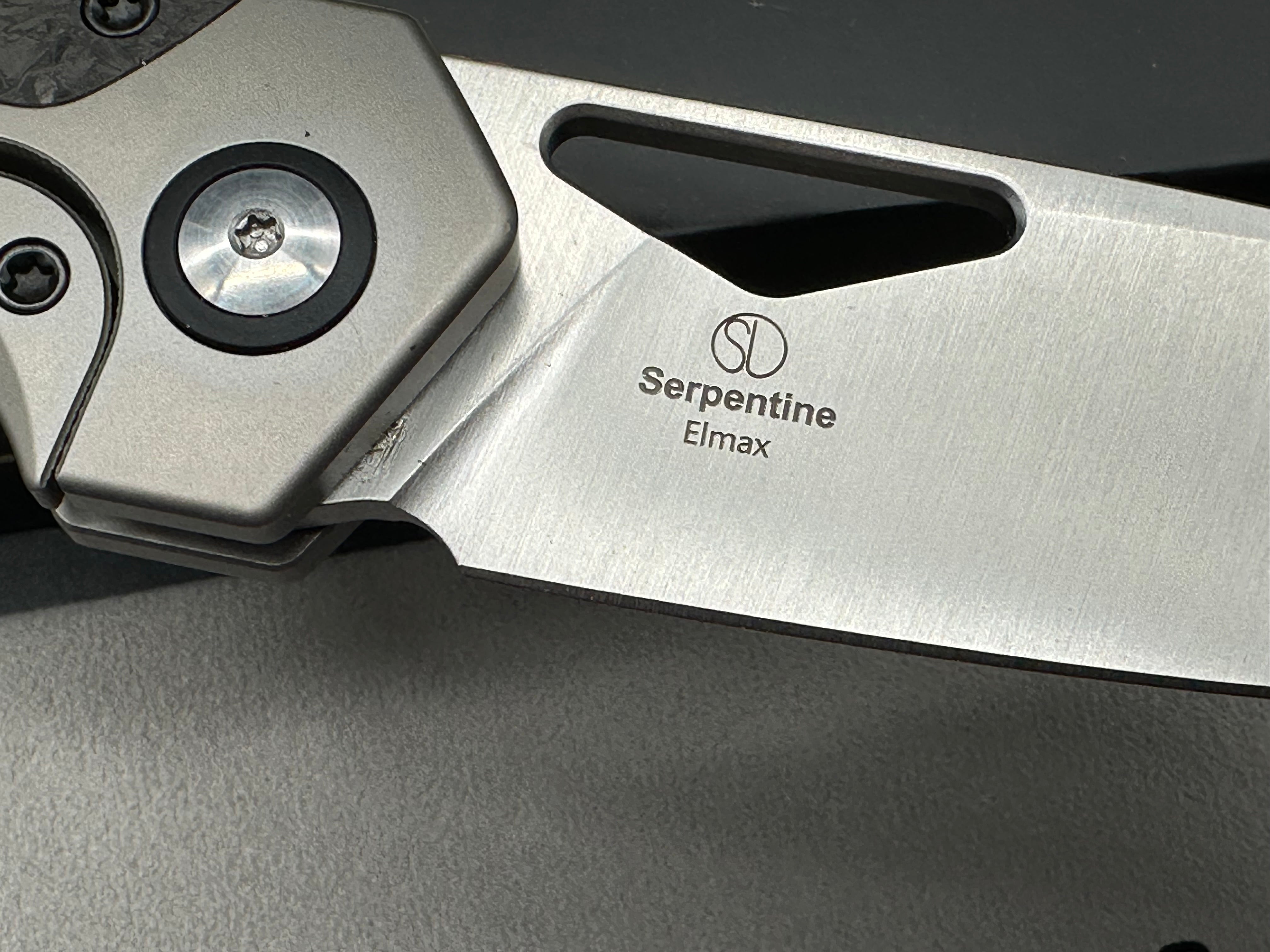 KIZER SERPENTINE SILVER/BLACK TITANIUM/CARBON FIBER HANDLE ELMAX DROP POINT