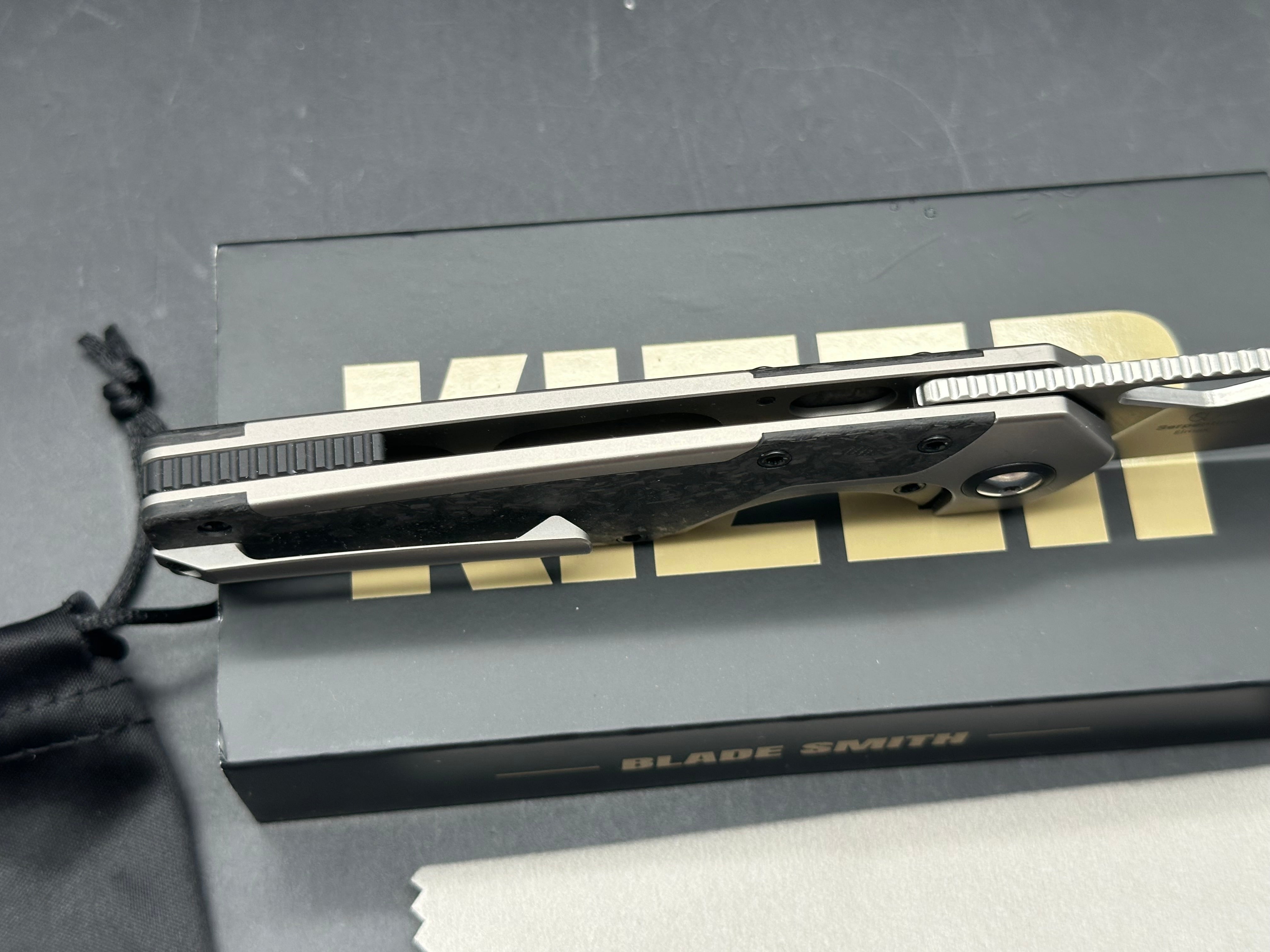 KIZER SERPENTINE SILVER/BLACK TITANIUM/CARBON FIBER HANDLE ELMAX DROP POINT