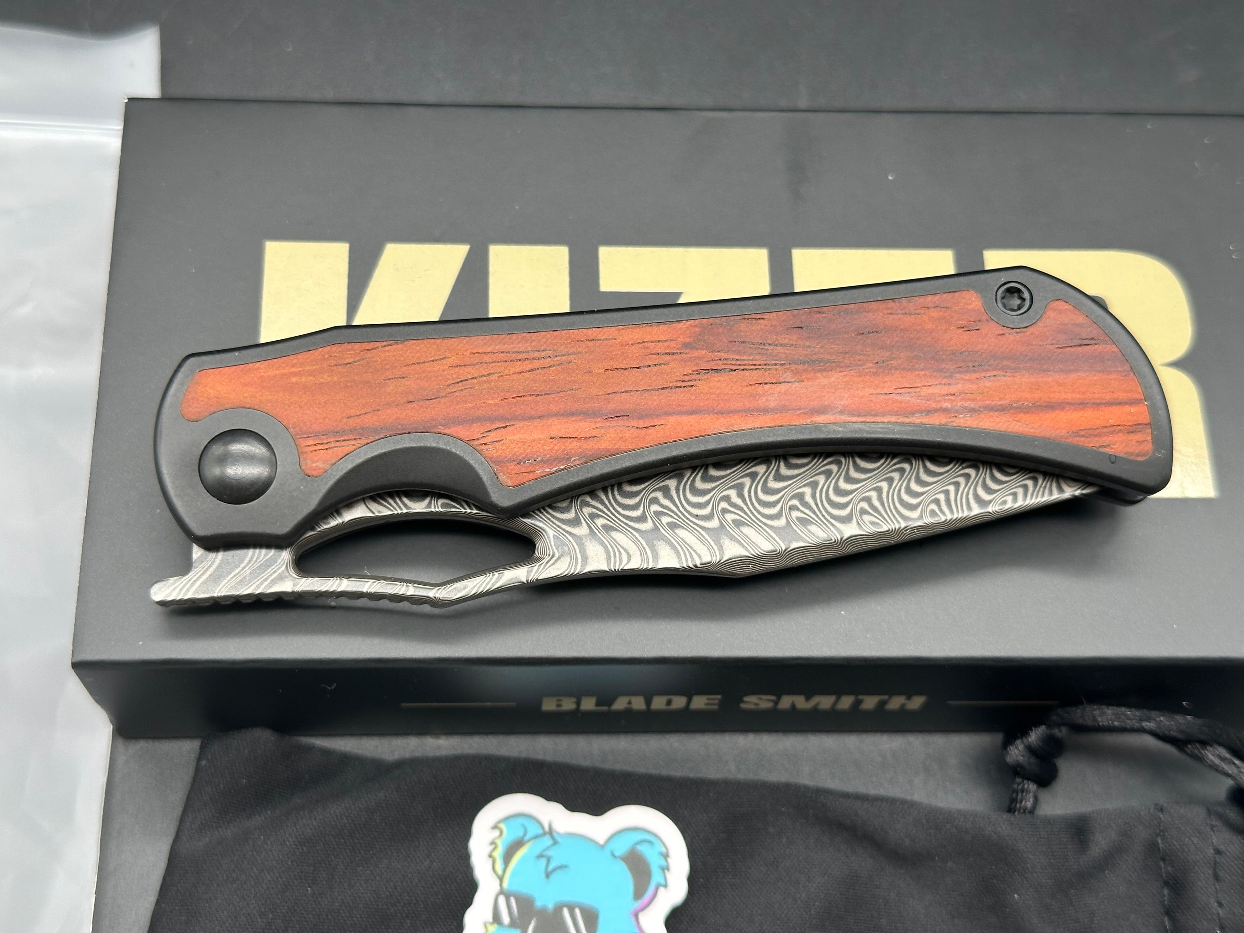 KIZER ALLURE FOLDING KNIFE TITANIUM/PANAMA ROSEWOOD HANDLE DAMASCUS DROP POINT PLAIN EDGE ACID WASH FINISH