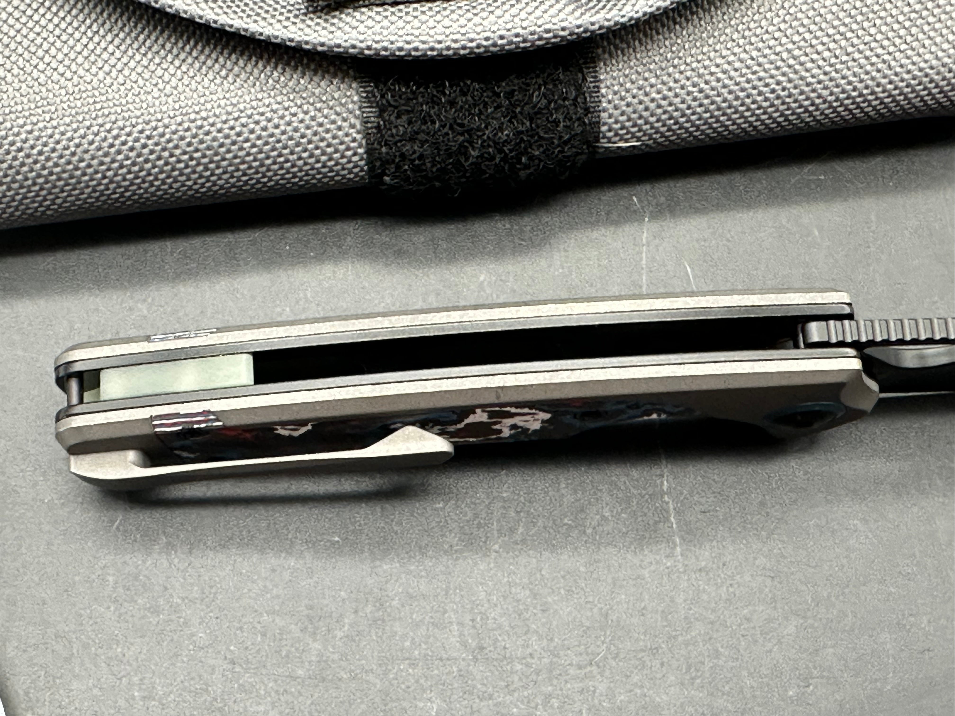 Kizer Ara | S45VN | Titanium & Camo Carbon 54/80