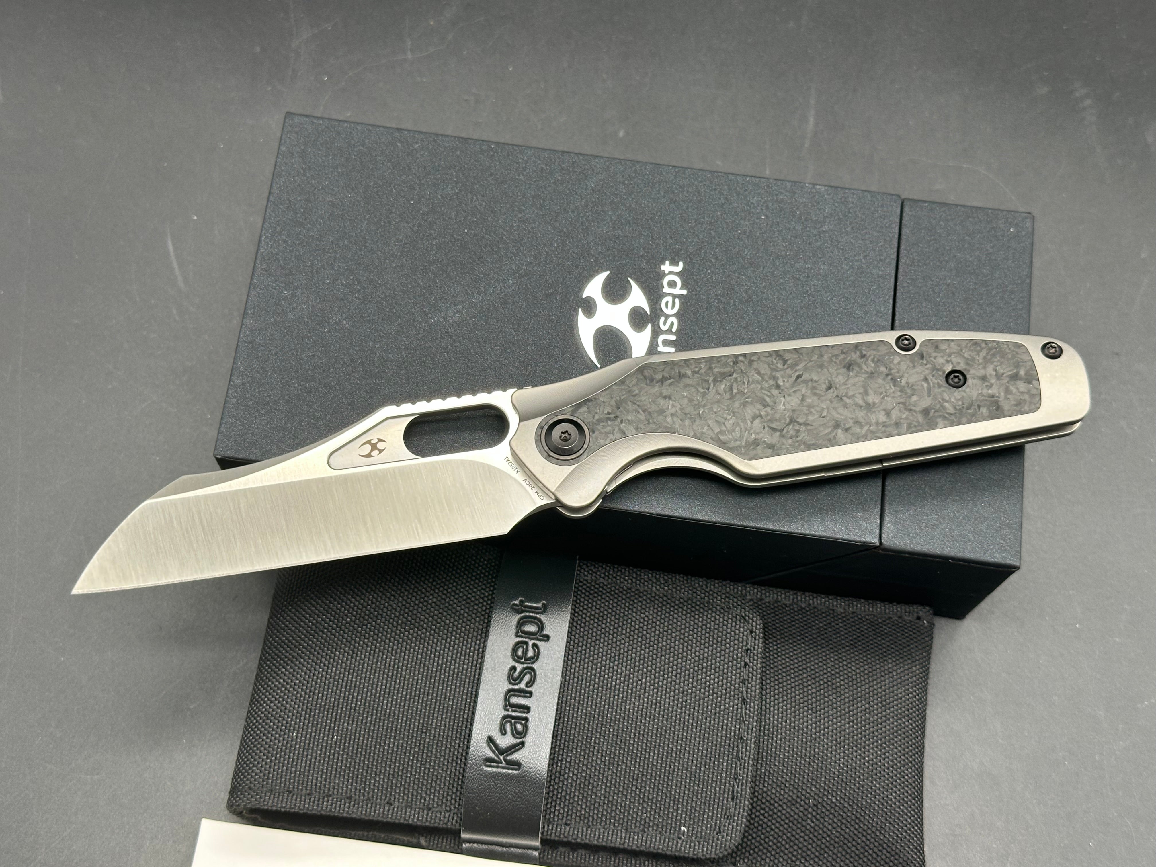 KANSEPT TUCKAMORE FOLDING KNIFE TITANIUM/SHRED CARBON FIBER HANDLE 20CV PLAIN EDGE SATIN FINISH