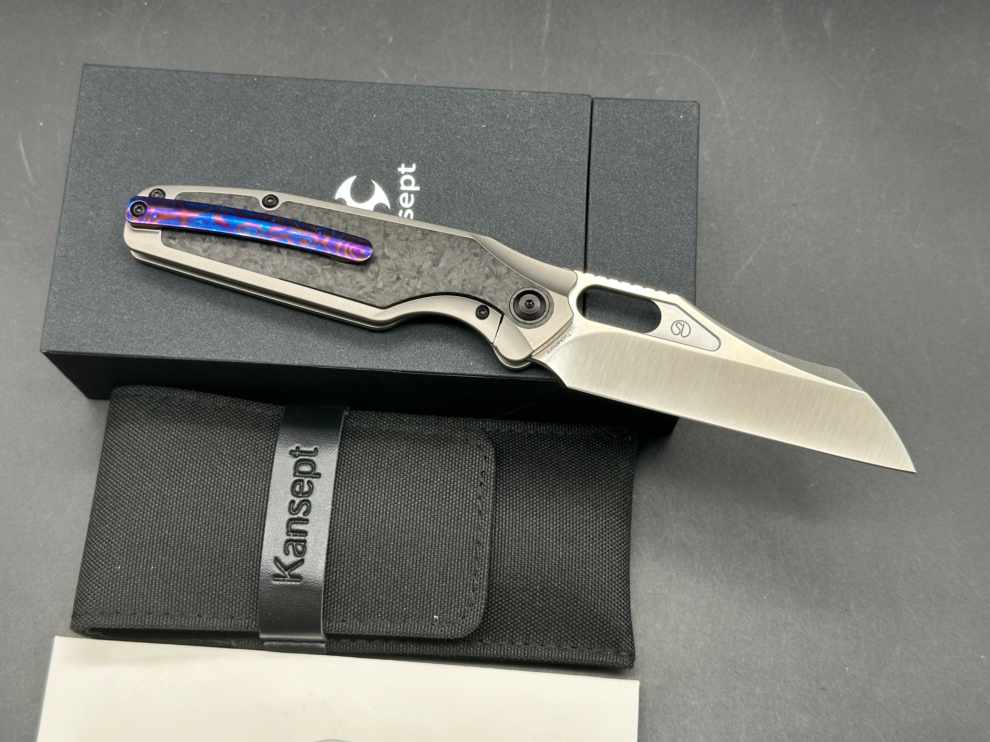 KANSEPT TUCKAMORE FOLDING KNIFE TITANIUM/SHRED CARBON FIBER HANDLE 20CV PLAIN EDGE SATIN FINISH