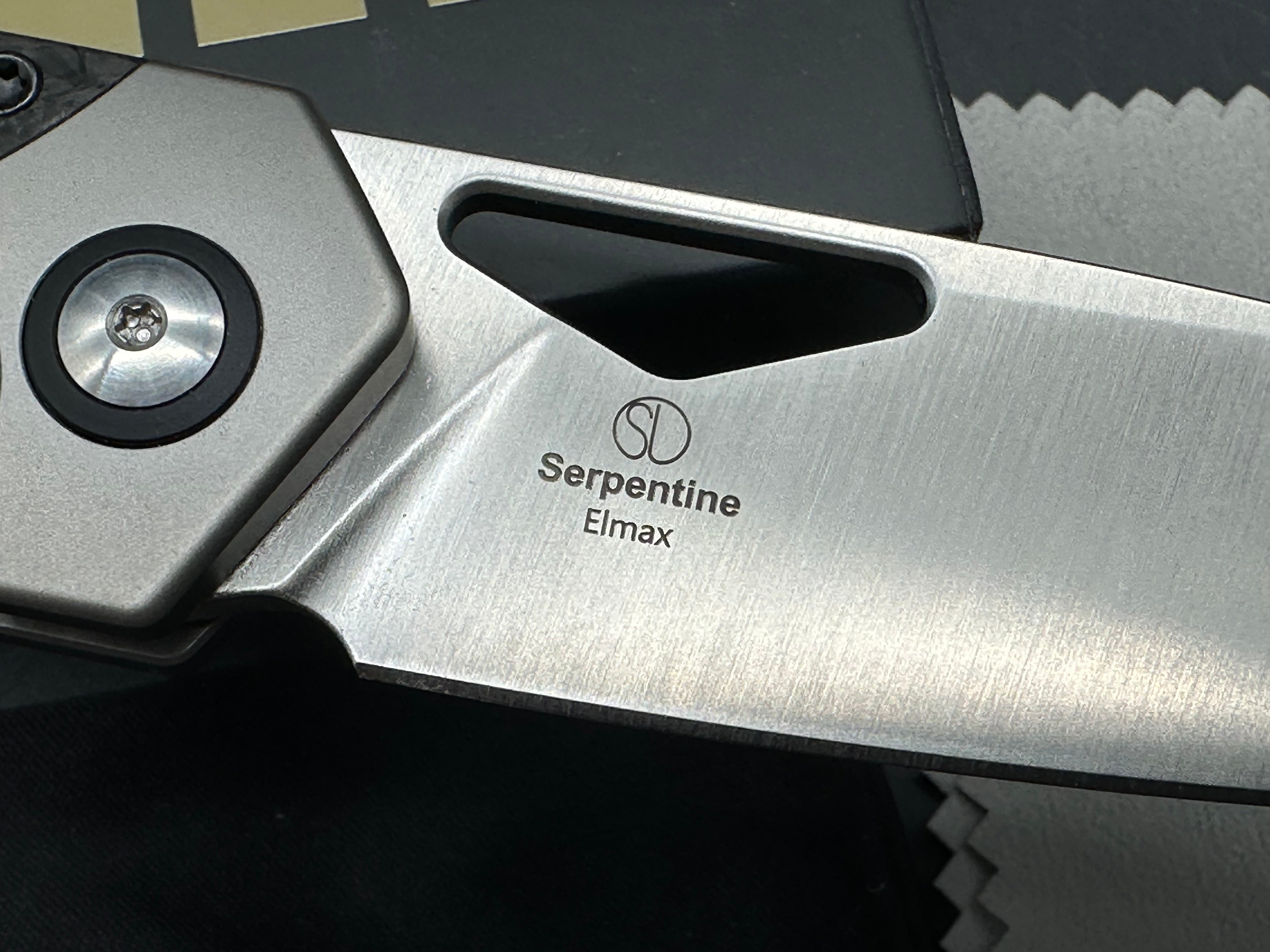 KIZER SERPENTINE FOLDING KNIFE SILVER/BLACK TITANIUM/CARBON FIBER HANDLE ELMAX BLADE