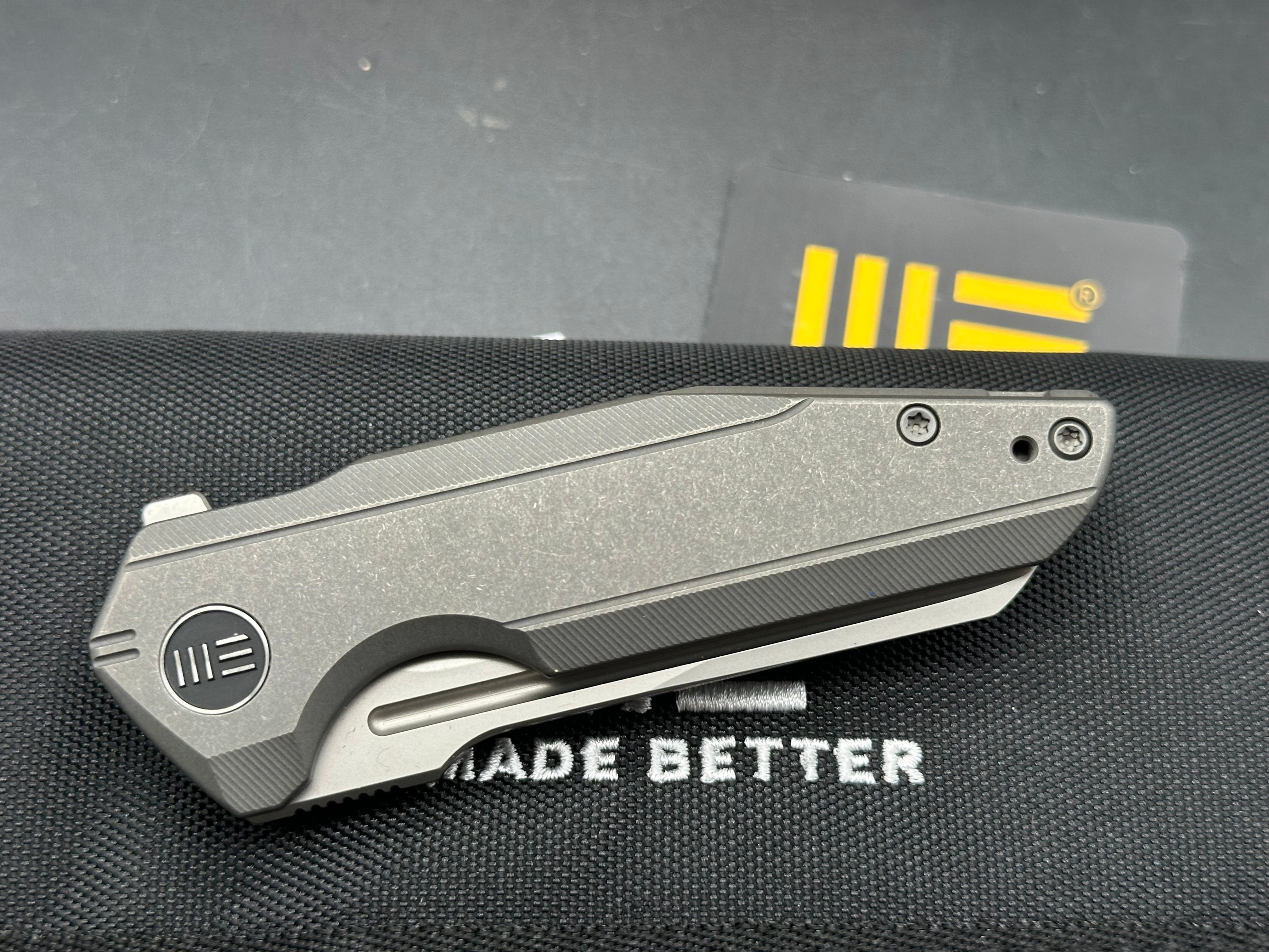 We Knives Starhawk, CPM-20CV bead blasted blade, titanium handle