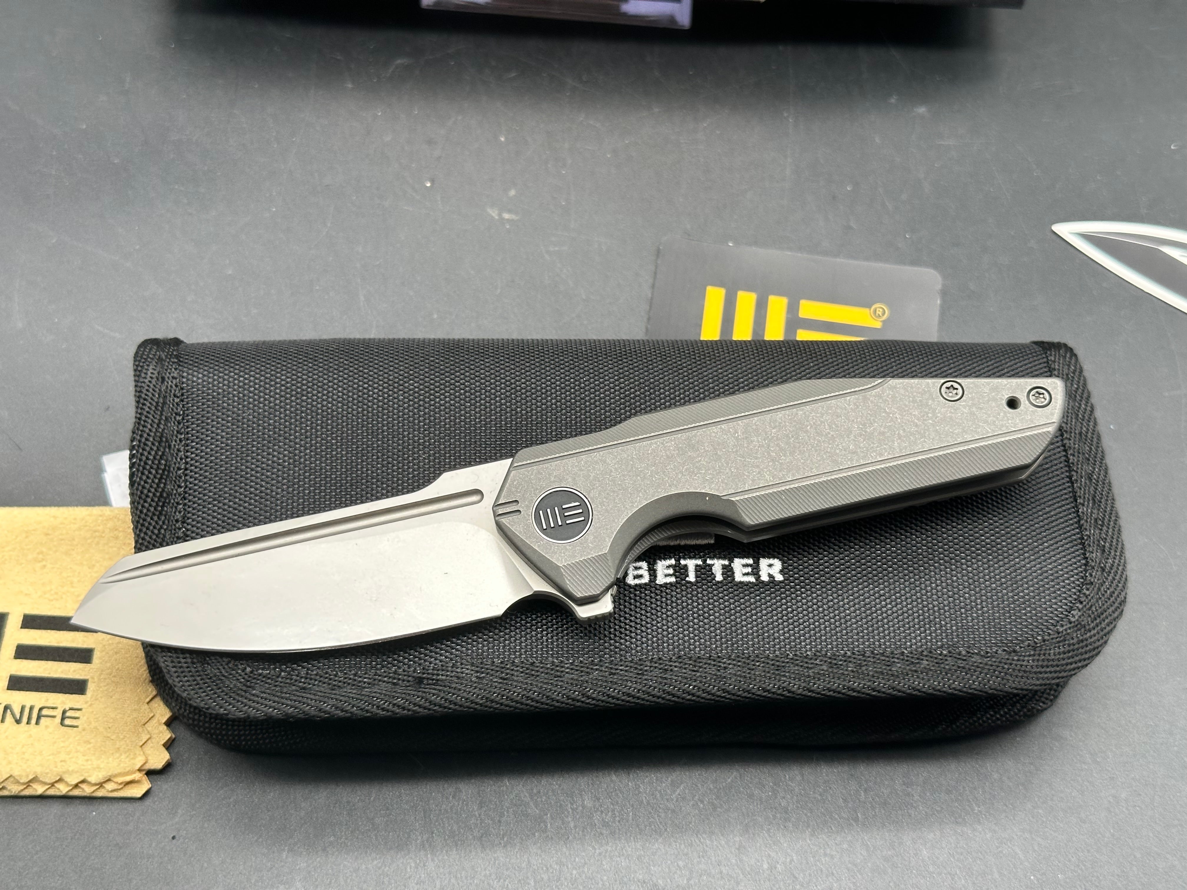 We Knives Starhawk, CPM-20CV bead blasted blade, titanium handle