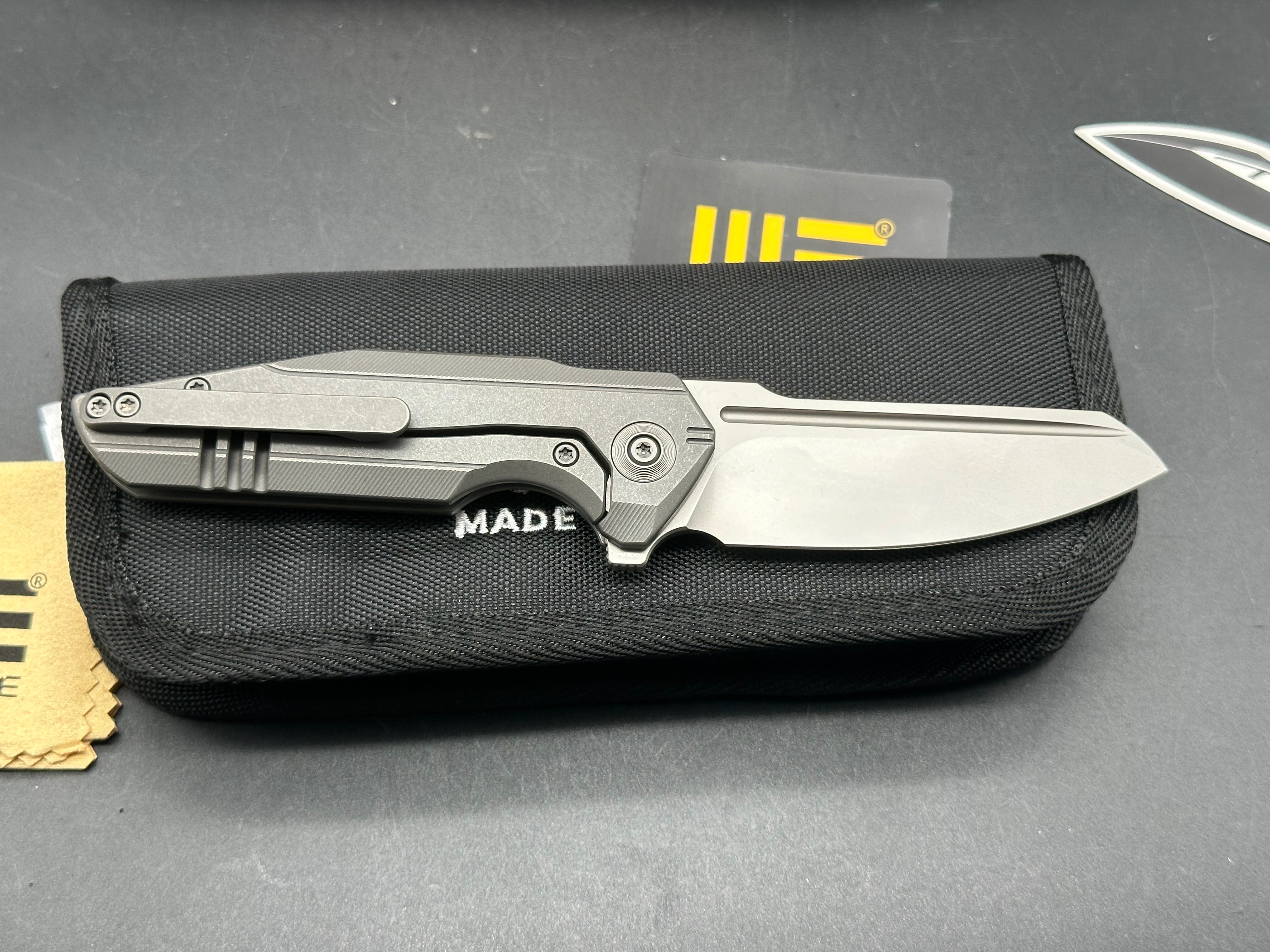 We Knives Starhawk, CPM-20CV bead blasted blade, titanium handle