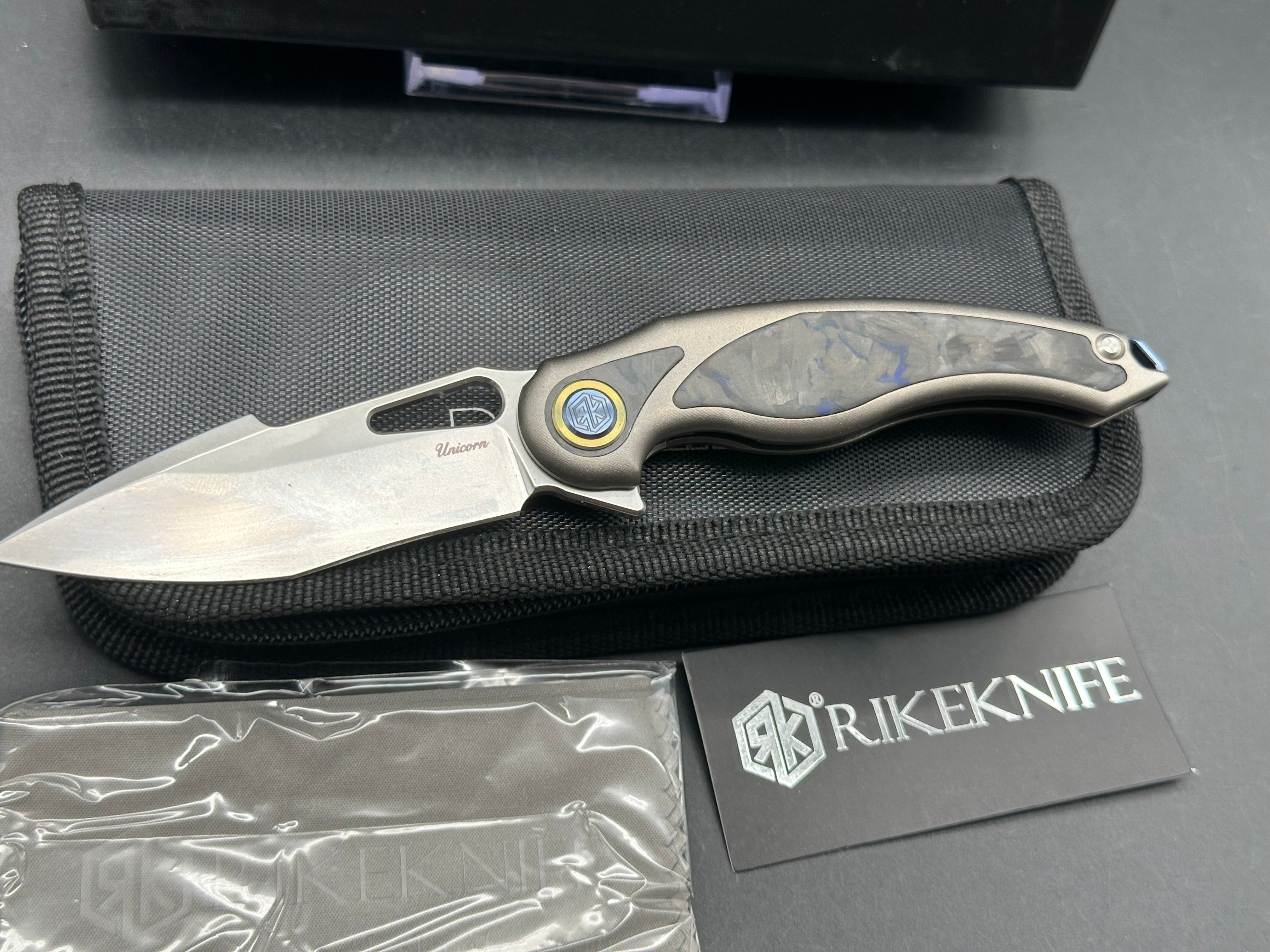 Rike Knives Unicorn, M390 blade, black/blue carbon fiber handle