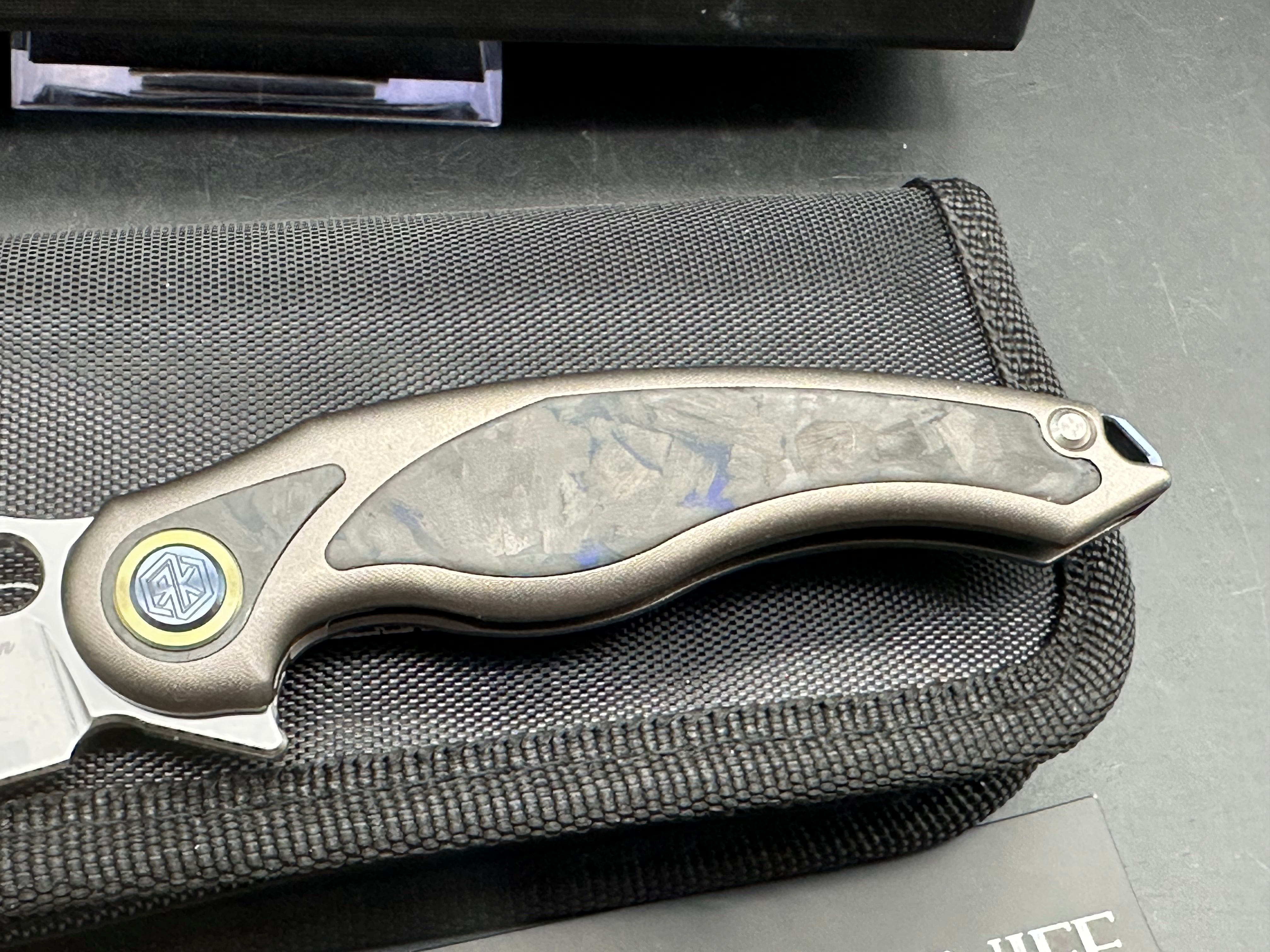 Rike Knives Unicorn, M390 blade, black/blue carbon fiber handle