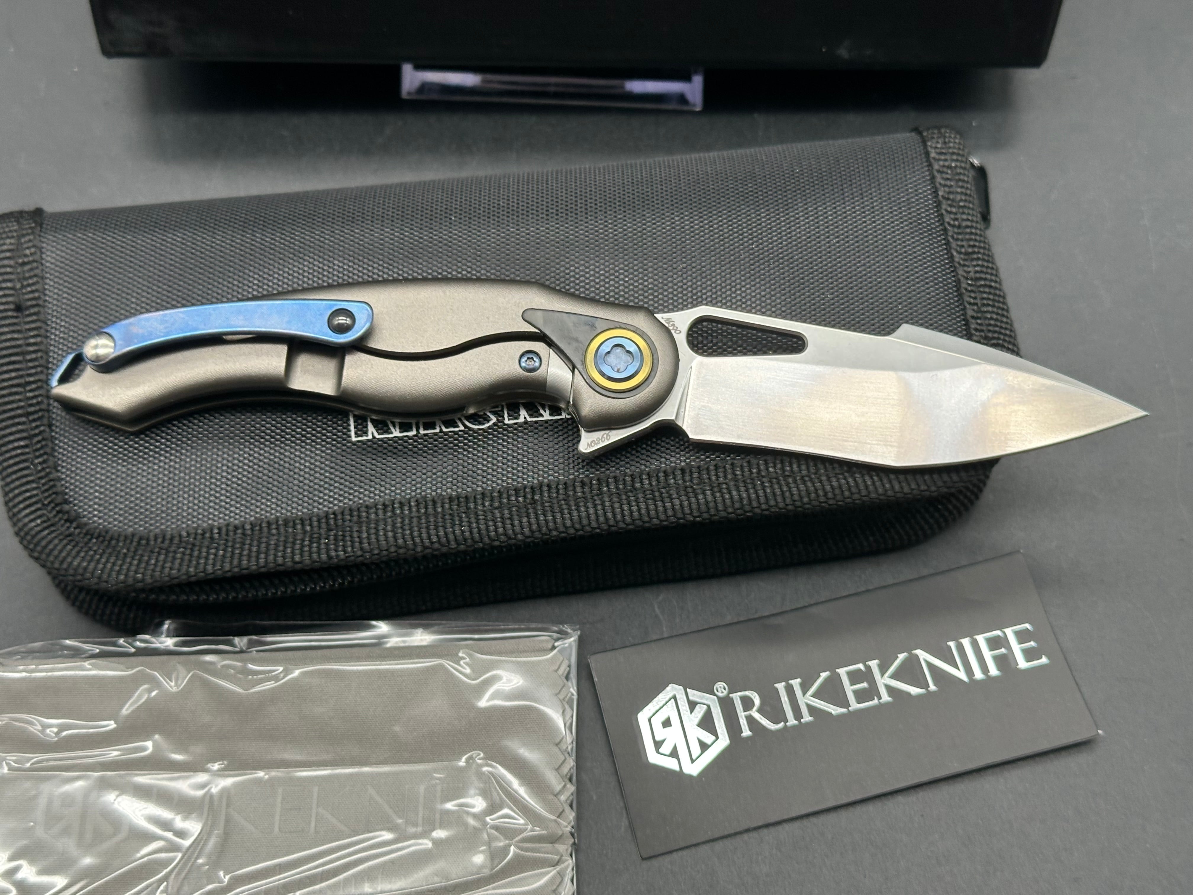 Rike Knives Unicorn, M390 blade, black/blue carbon fiber handle