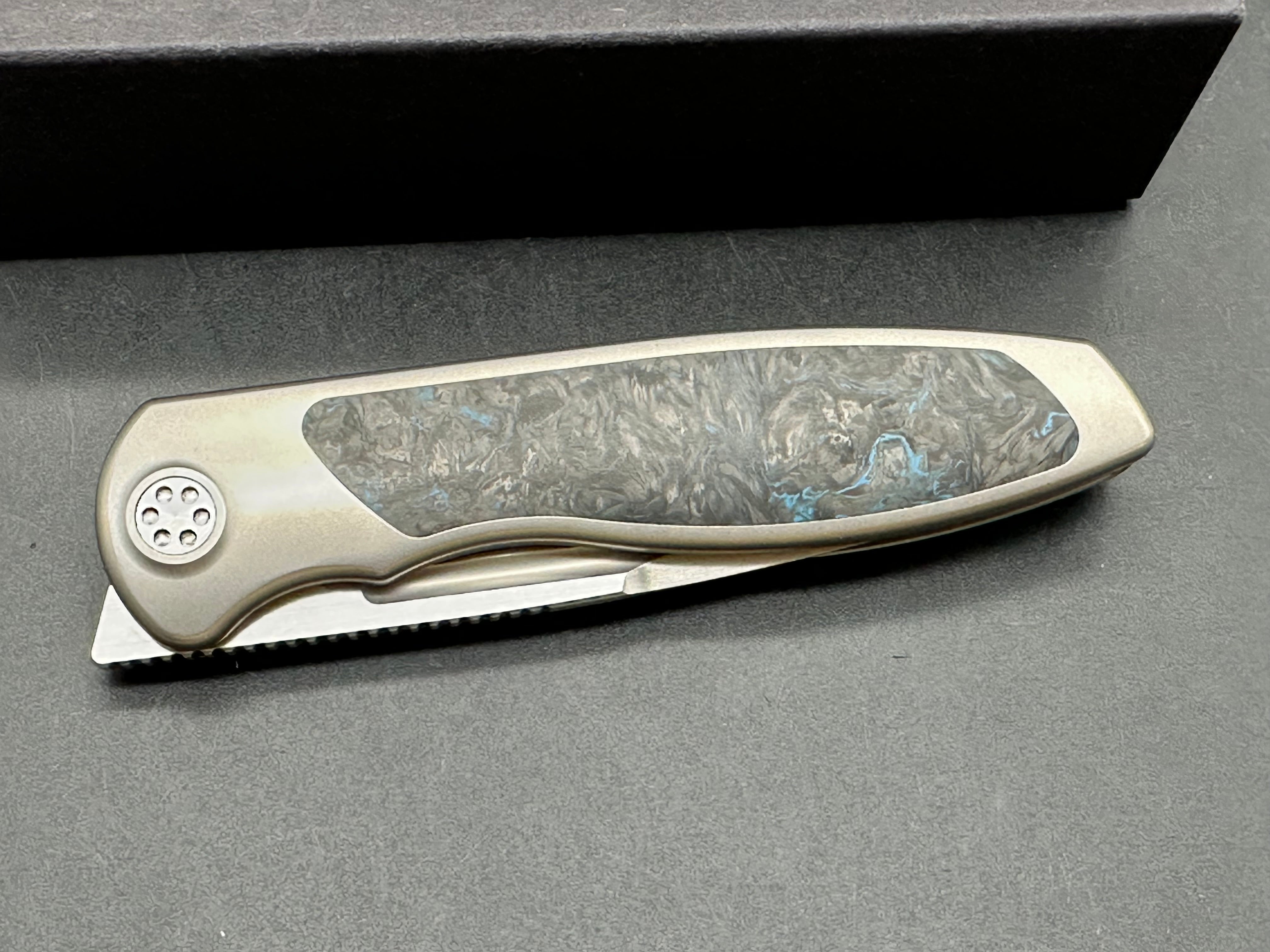 Sharp by Design, Mini Tempest, drop point, blue fat carbon, Skiff bearings