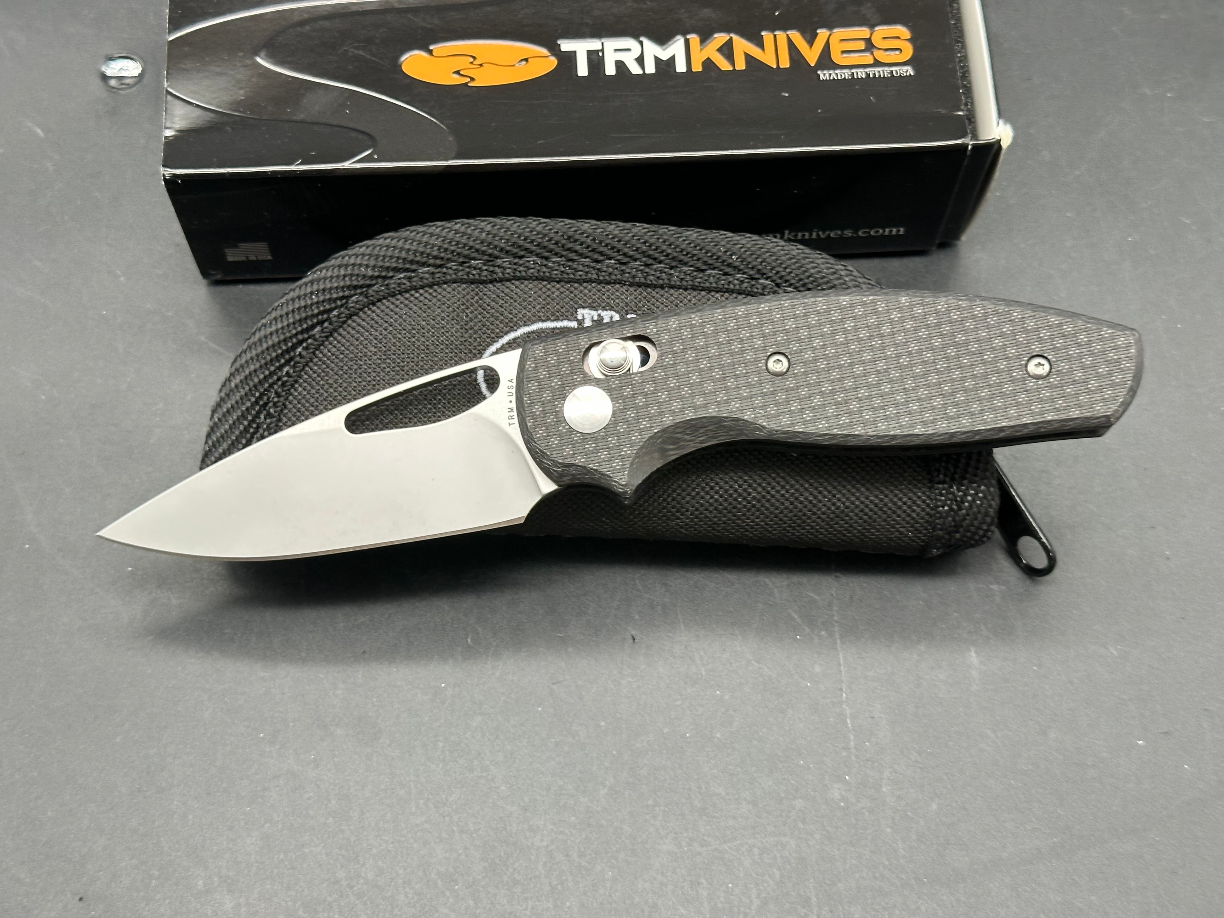 Three Rivers Mfg. TRM Bulldog-Rev B, 3" MagnaCut Bead Blasted Blade with Flat Textured Carbon Fiber Scales