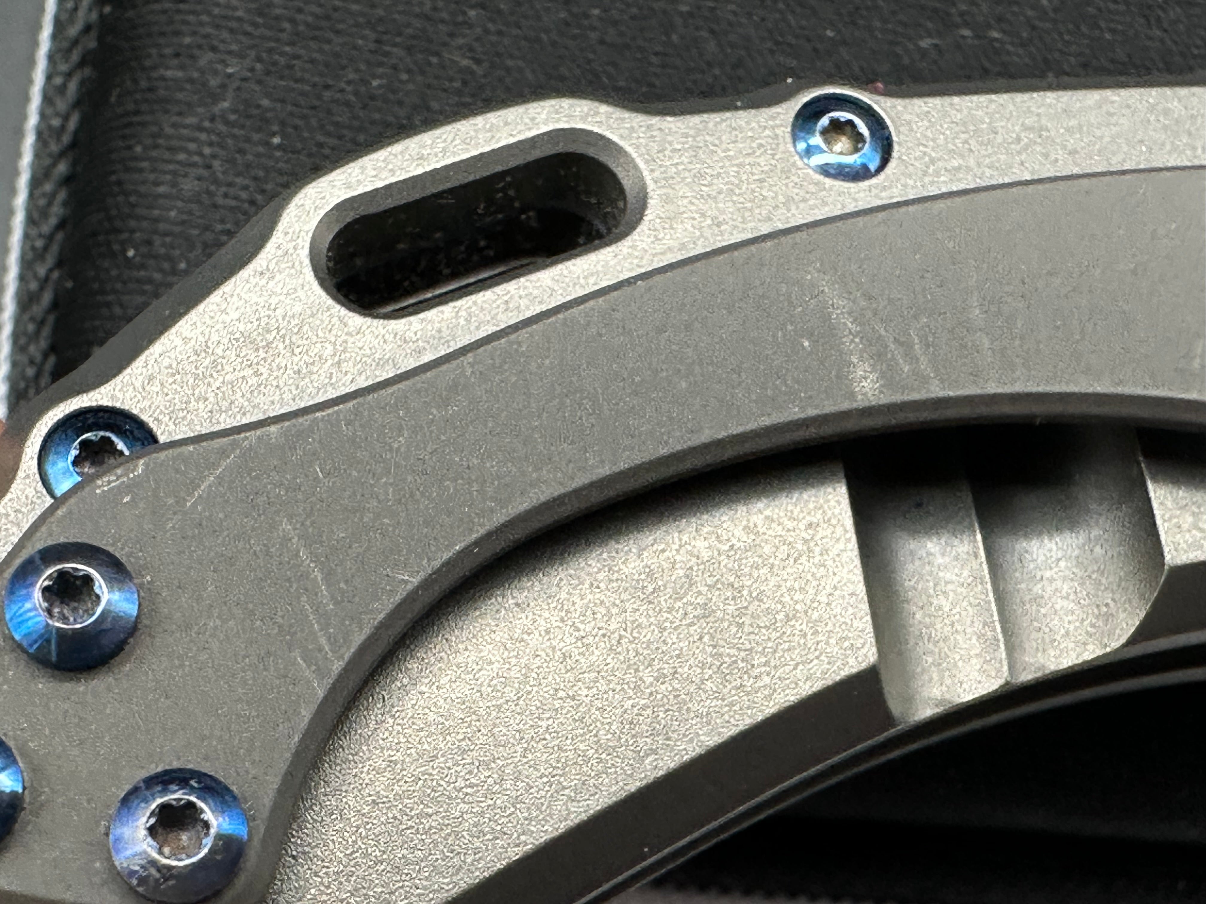 Olamic Wayfarer, M390 satin blade, matte titanium handle