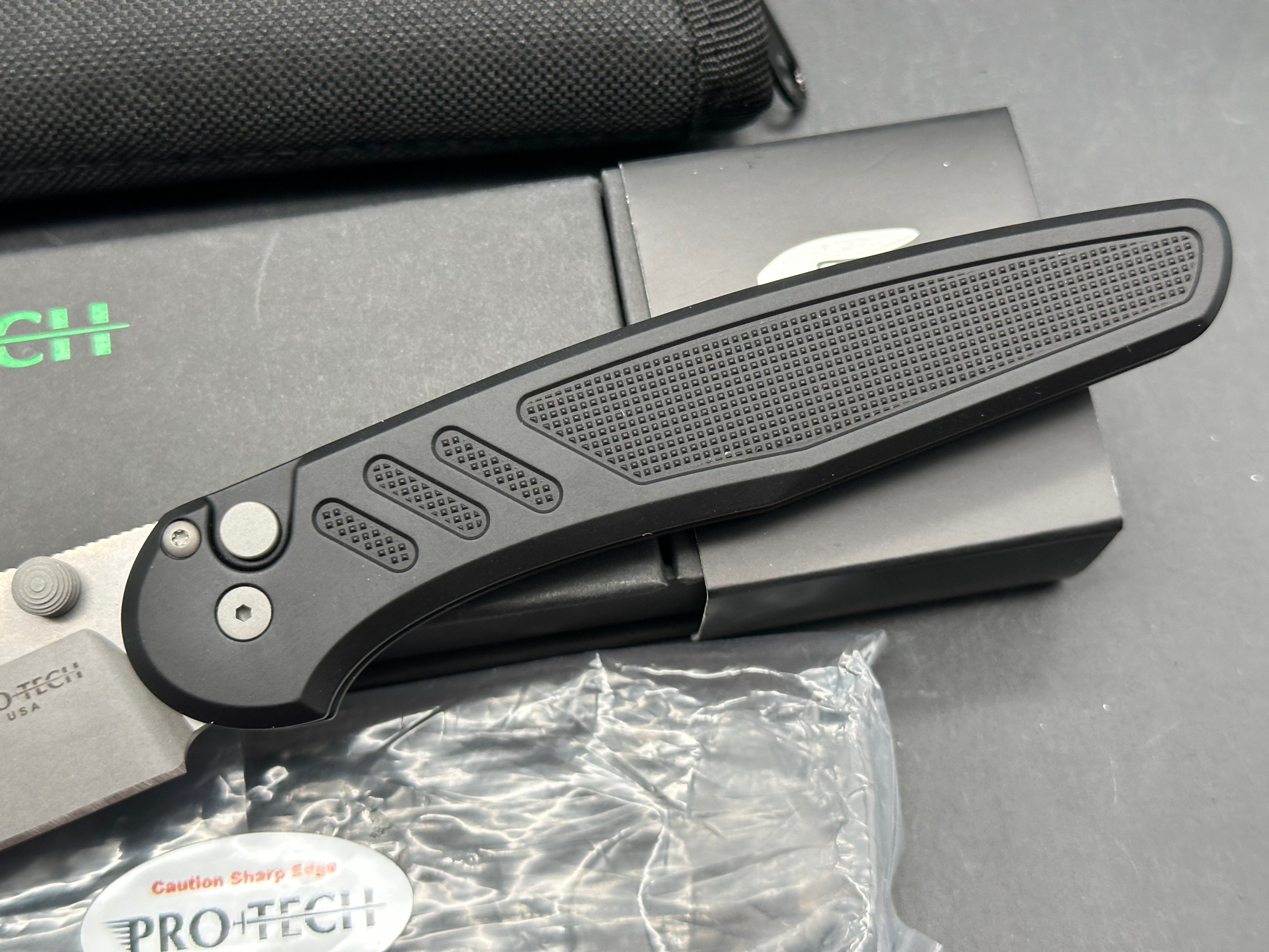 ProTech Avalon, 4" MagnaCut Stonewash Blade with Black Anodized Smooth 6061 Aluminum Scales