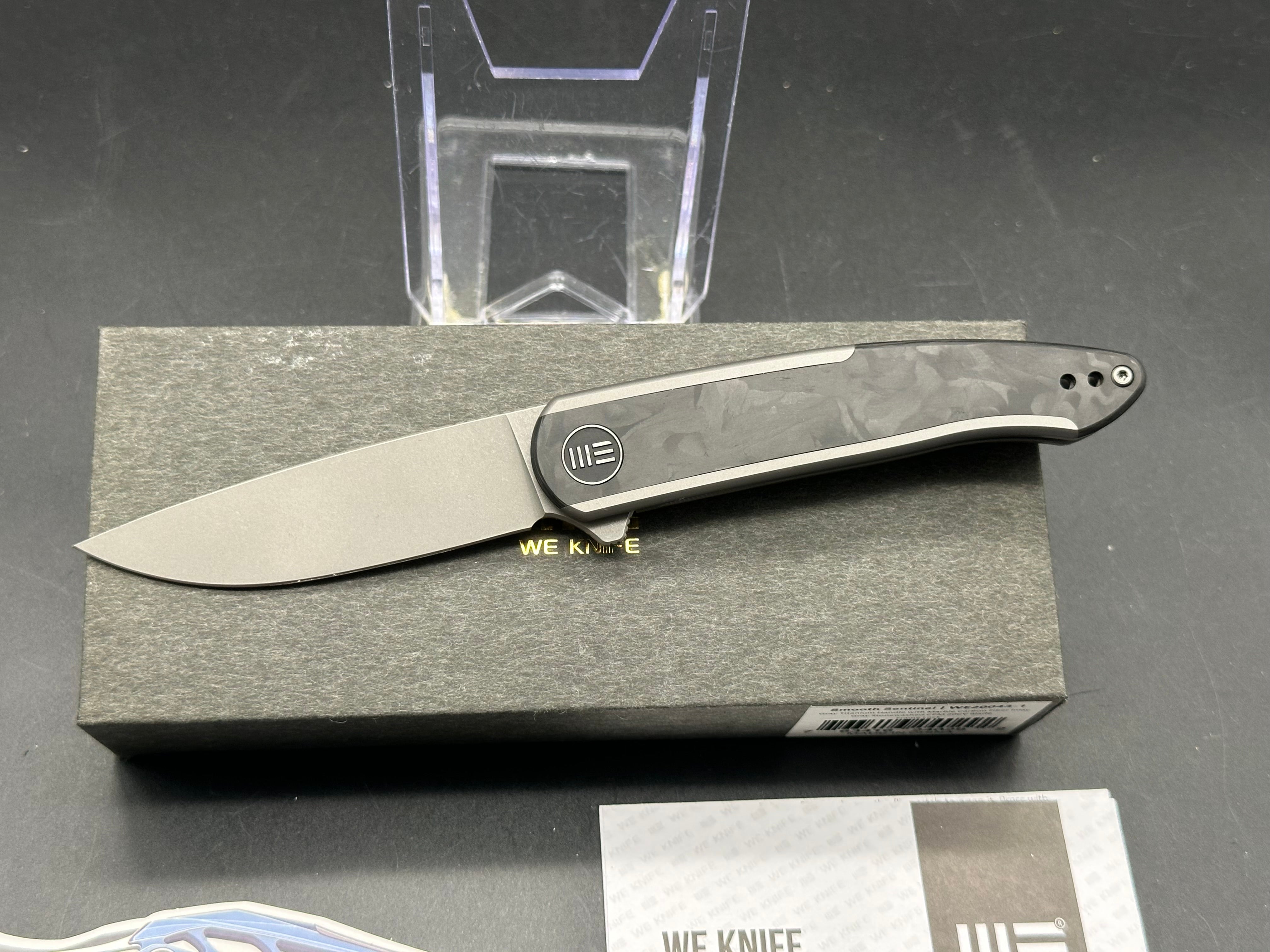 We Knives Smooth Sentinel, 20CV blade, titanium carbon fiber handle