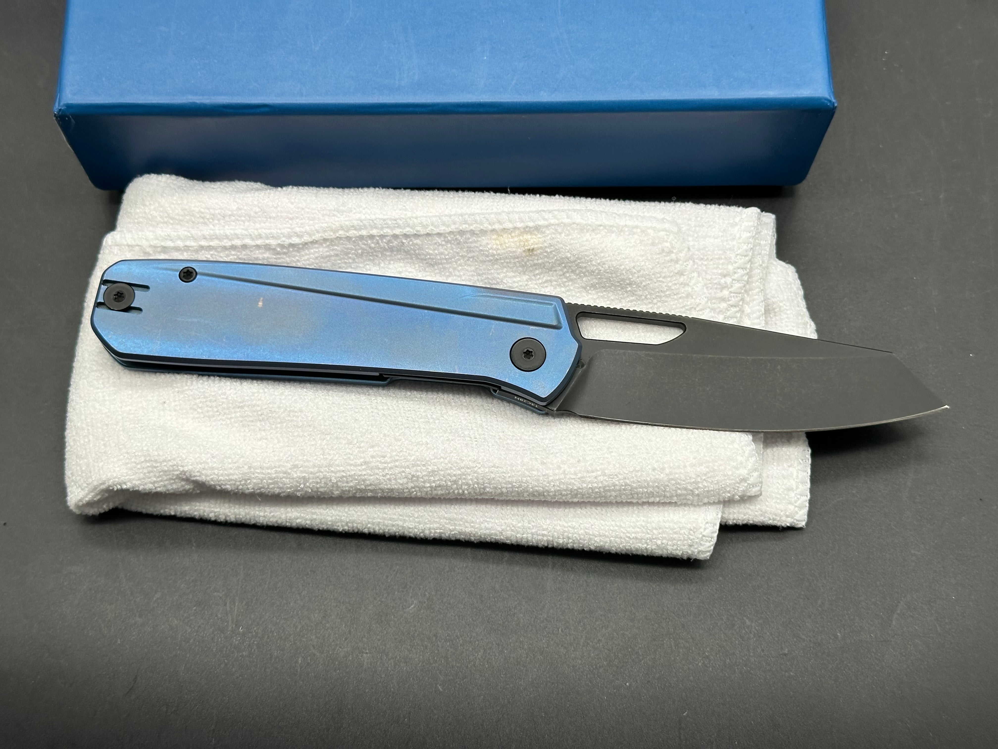 Divo Mash: 3.5 inch blackwashed 154CM blade. Blue anodized titanium frame. No clip