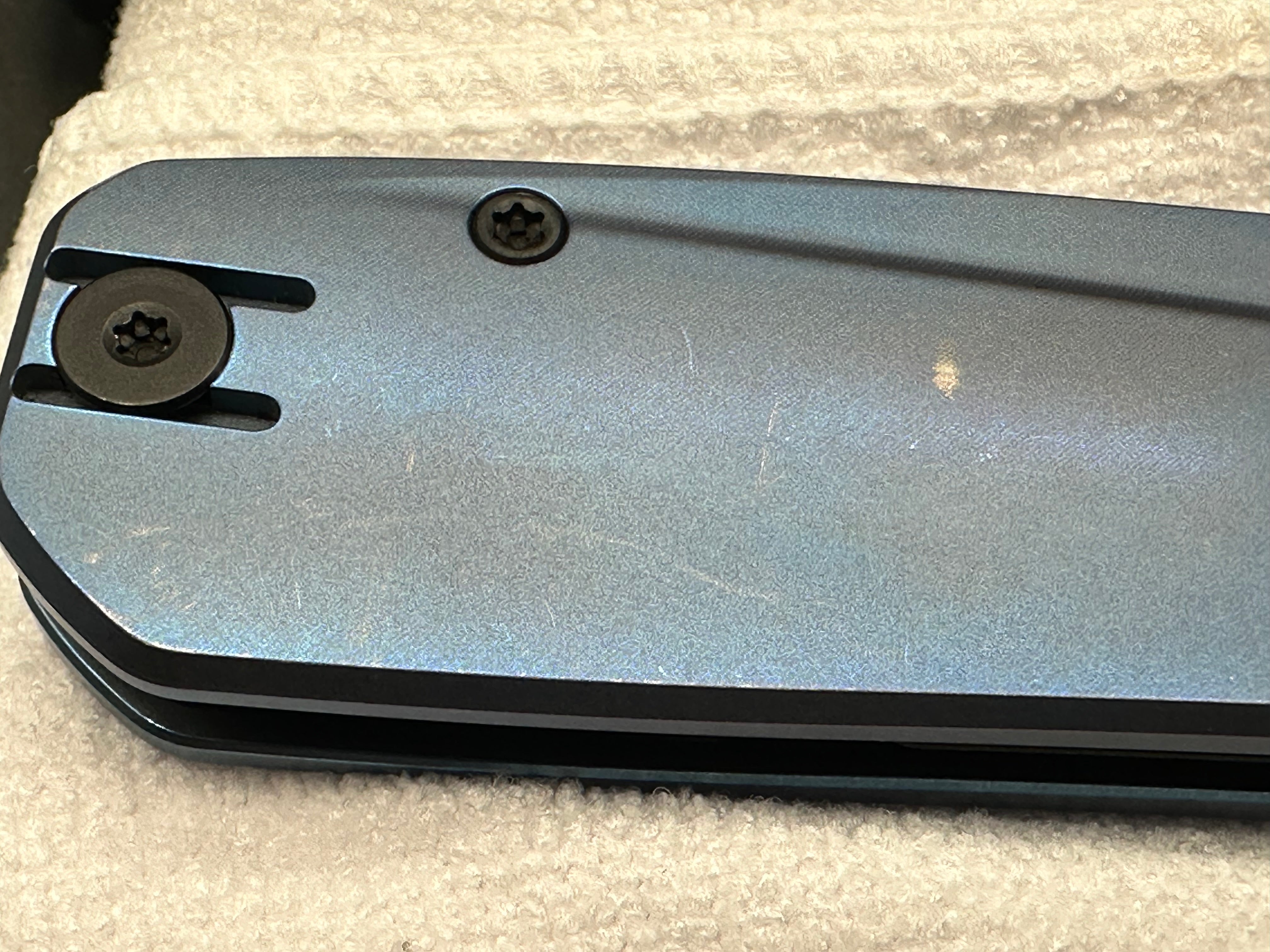 Divo Mash: 3.5 inch blackwashed 154CM blade. Blue anodized titanium frame. No clip
