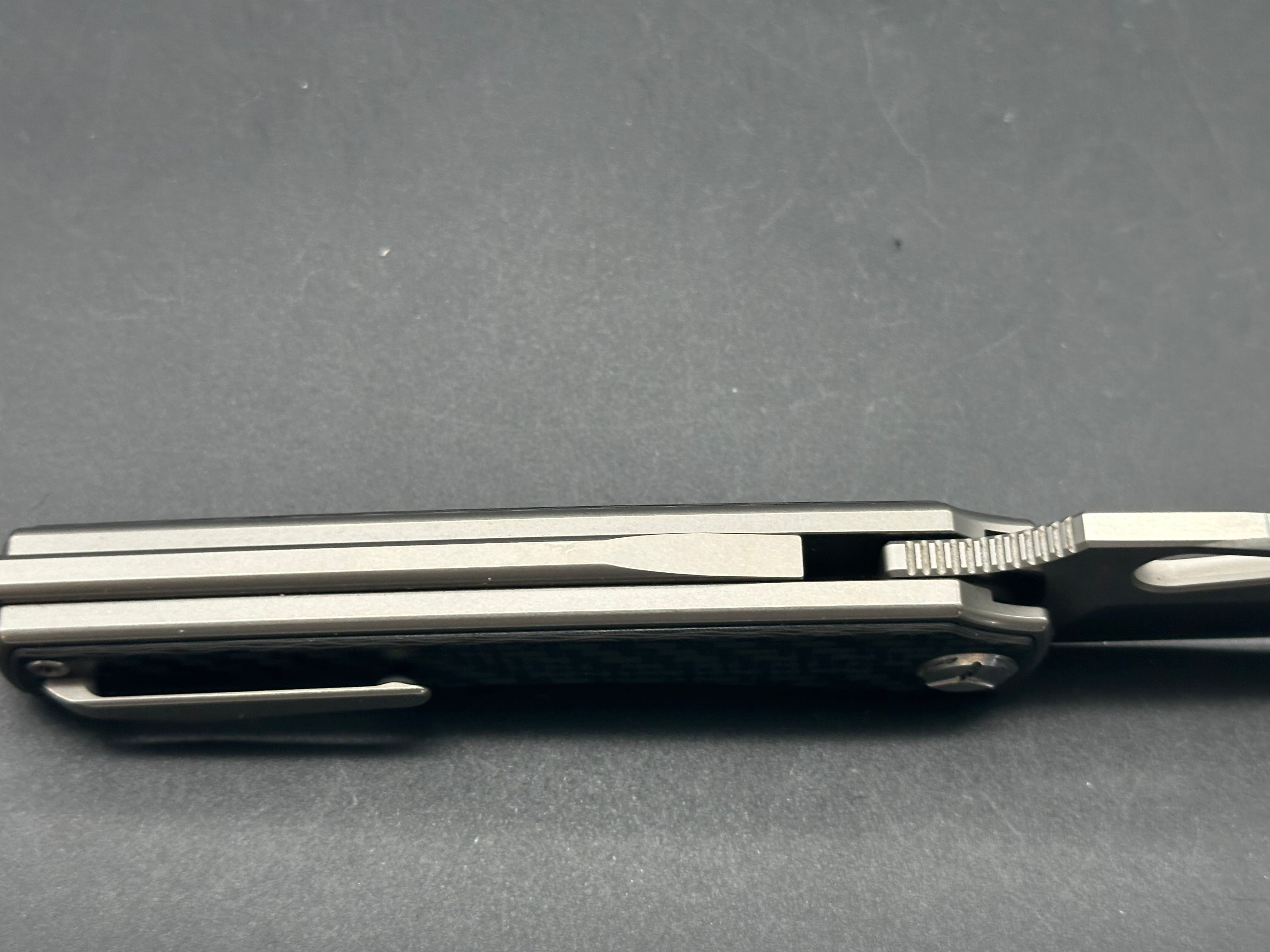 TWOSUN TS136 STINGRAY BLACK MARBLED CARBON FIBER w/ M390