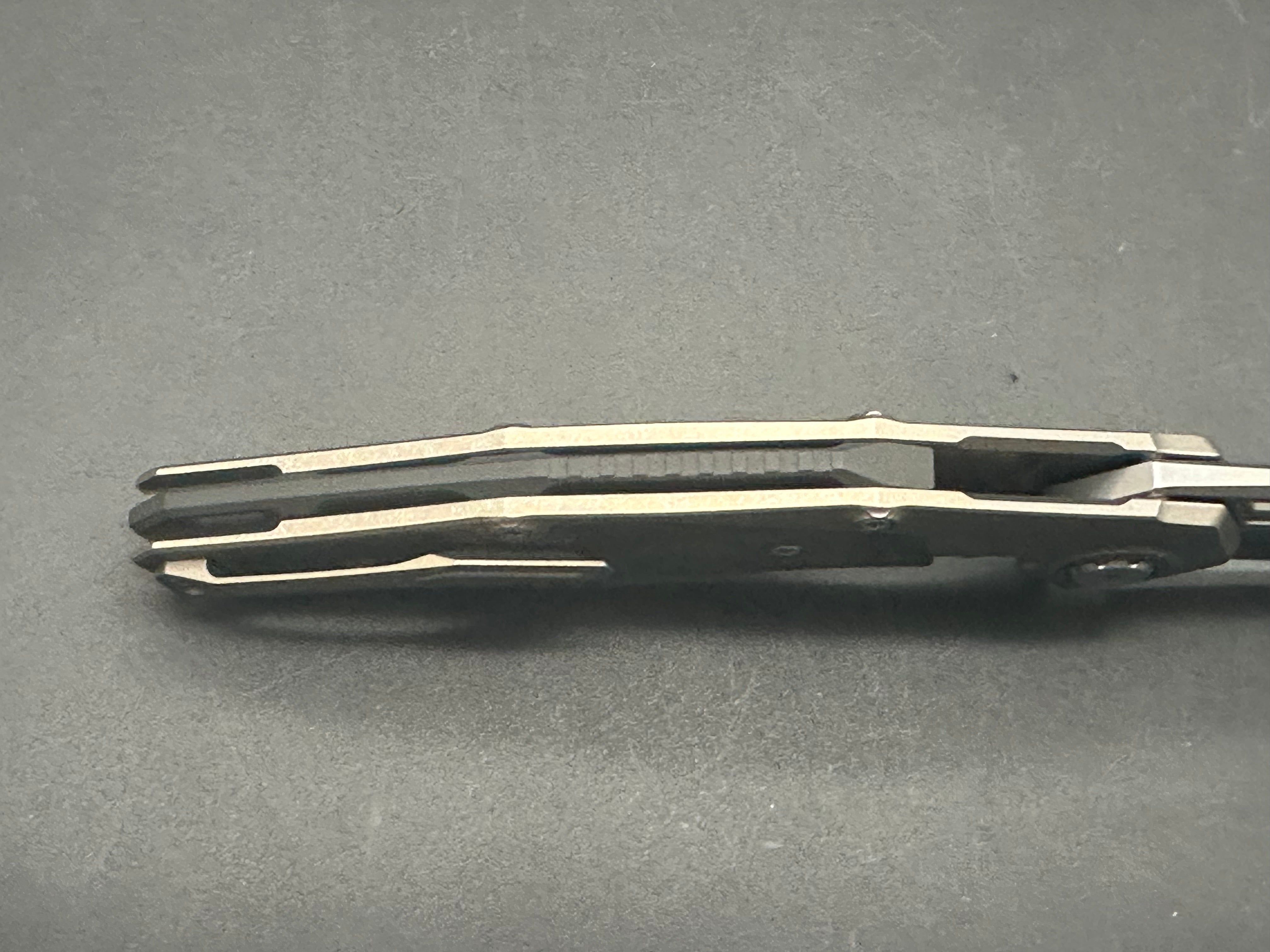 Kevin John Venom Maverick titanium/CF handle w/M390 blade