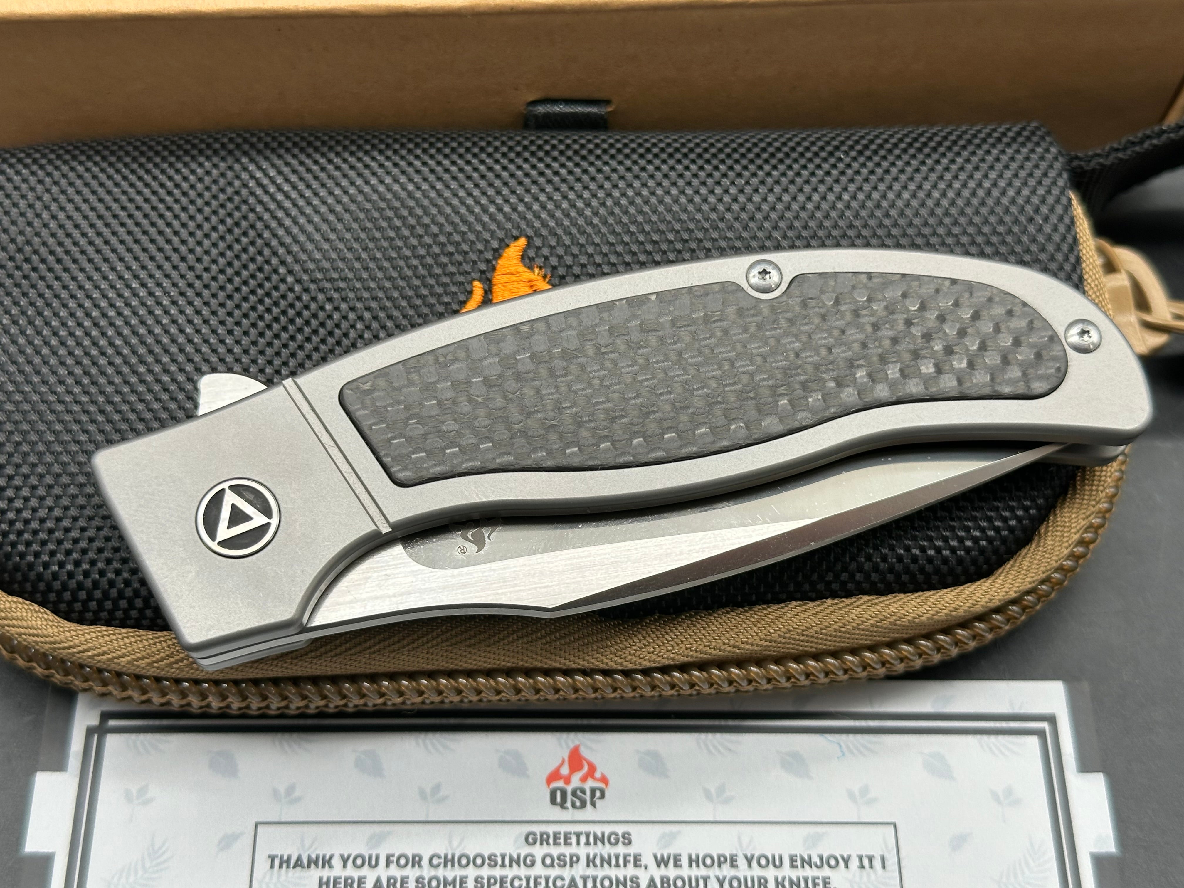 QSP Legatus Gudy Van Poppel design, Dutch Blade Works. 3.375 satin finished, Bohler M390 blade. Blasted titanium frame with carbon fiber insert