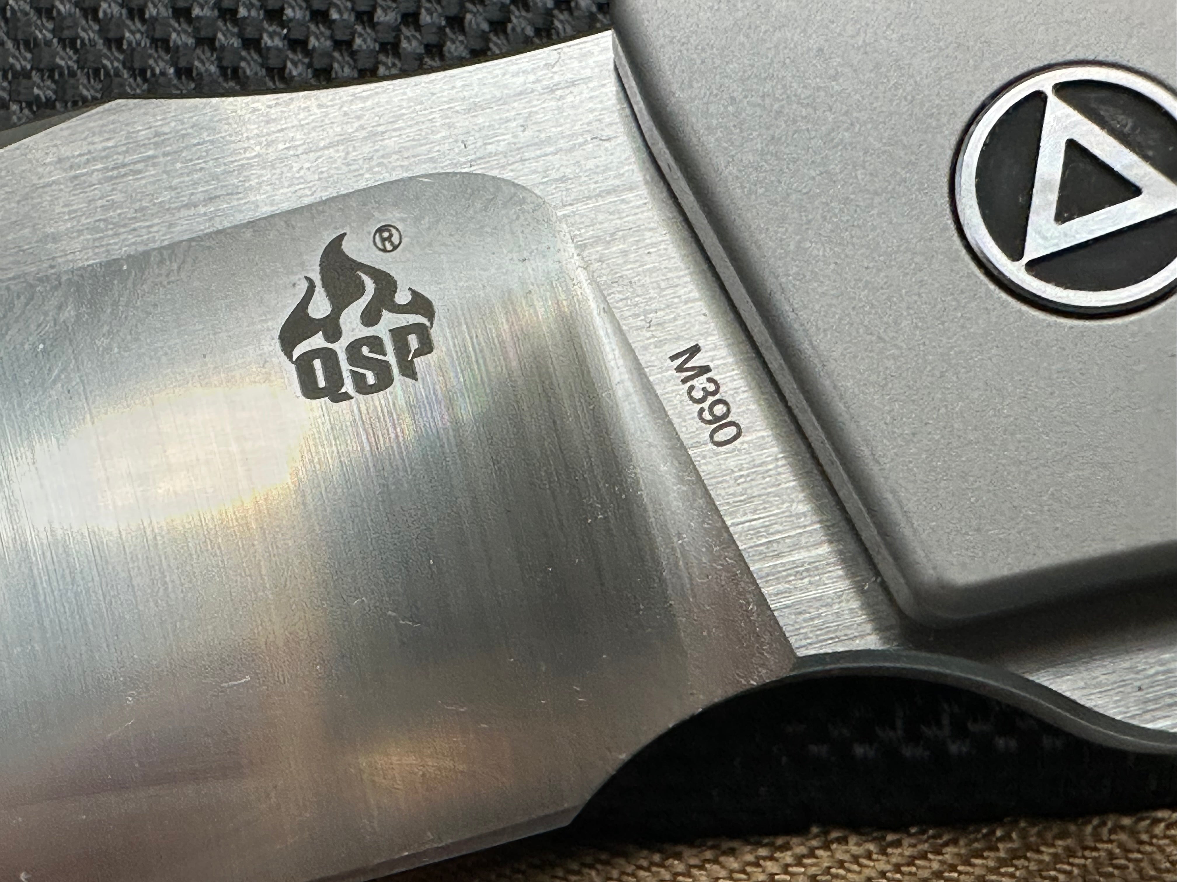 QSP Legatus Gudy Van Poppel design, Dutch Blade Works. 3.375 satin finished, Bohler M390 blade. Blasted titanium frame with carbon fiber insert