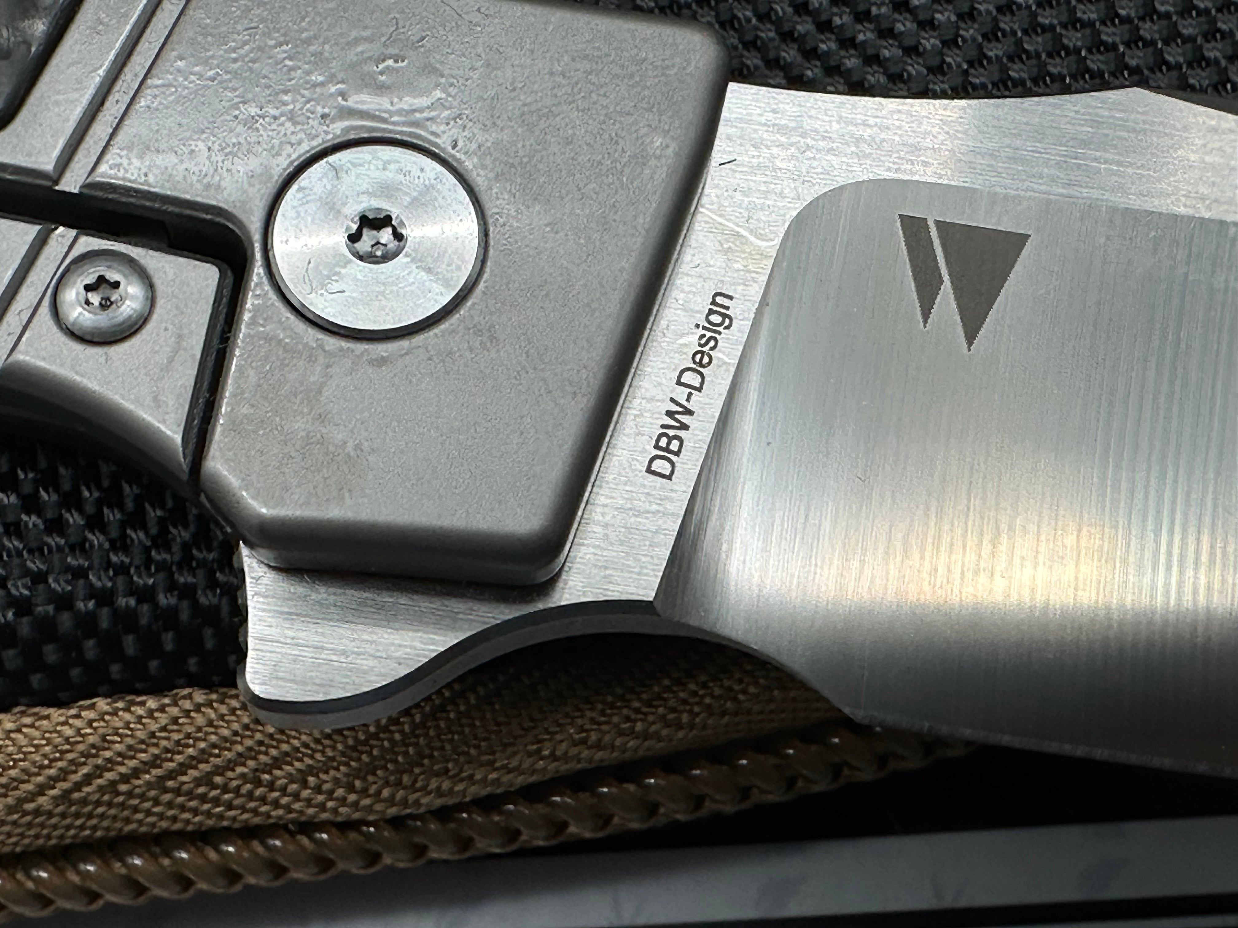 QSP Legatus Gudy Van Poppel design, Dutch Blade Works. 3.375 satin finished, Bohler M390 blade. Blasted titanium frame with carbon fiber insert